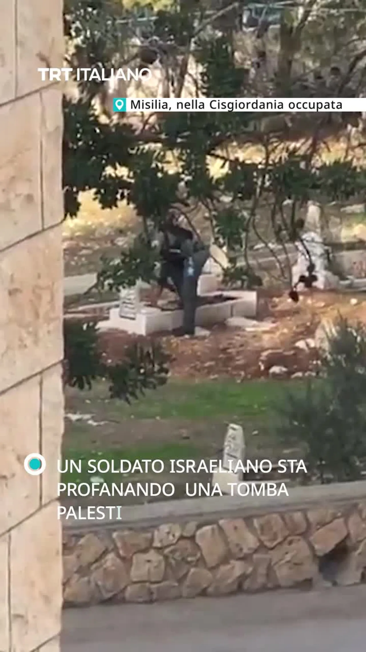 Un soldato israeliano è stato filmato mentre profanava la tomba di un palestinese