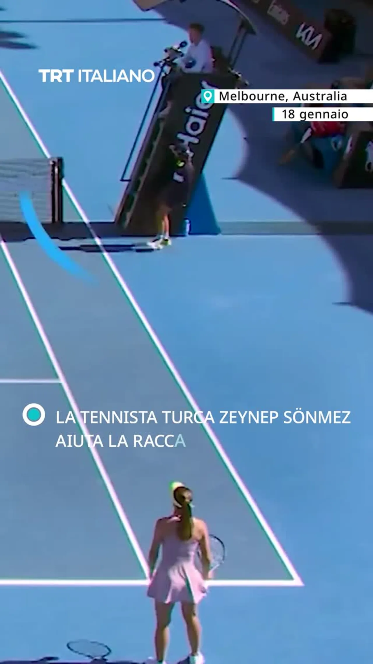 La tennista turca Zeynep Sönmez corre in aiuto di una raccattapalle che ha perso i sensi