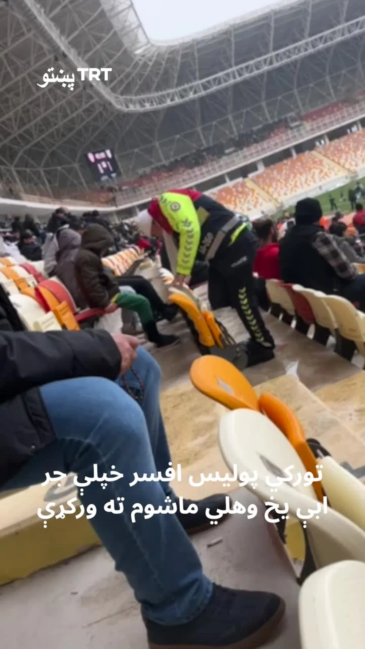 تورکي پولیس افسر خپلې جرابې یخ وهلي ماشوم ته ورکړې