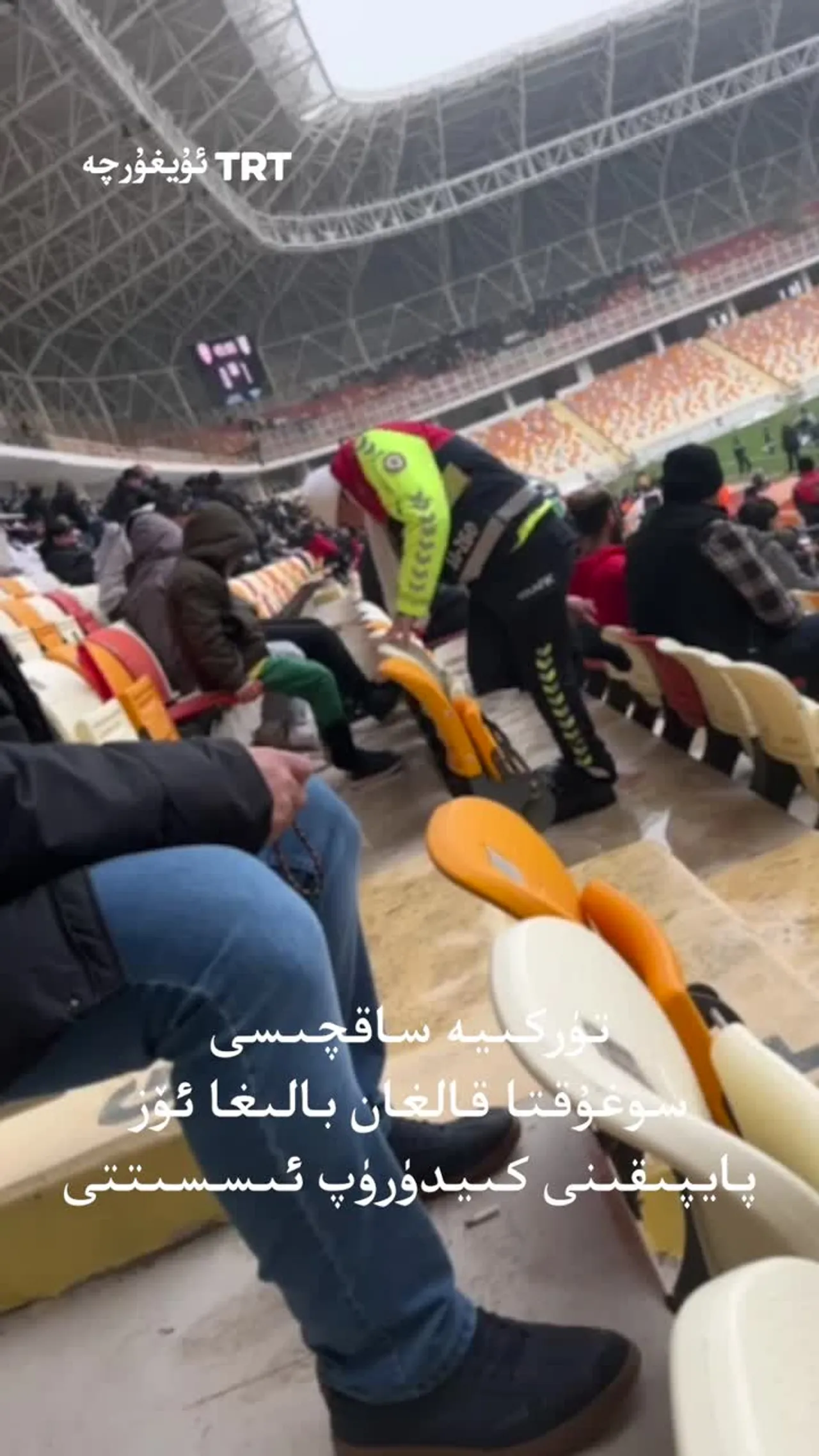 تۈركىيە ساقچىسى سوغۇقتا قالغان بالىغا ئۆز پايپىقىنى كىيدۈرۈپ ئىسسىتتى