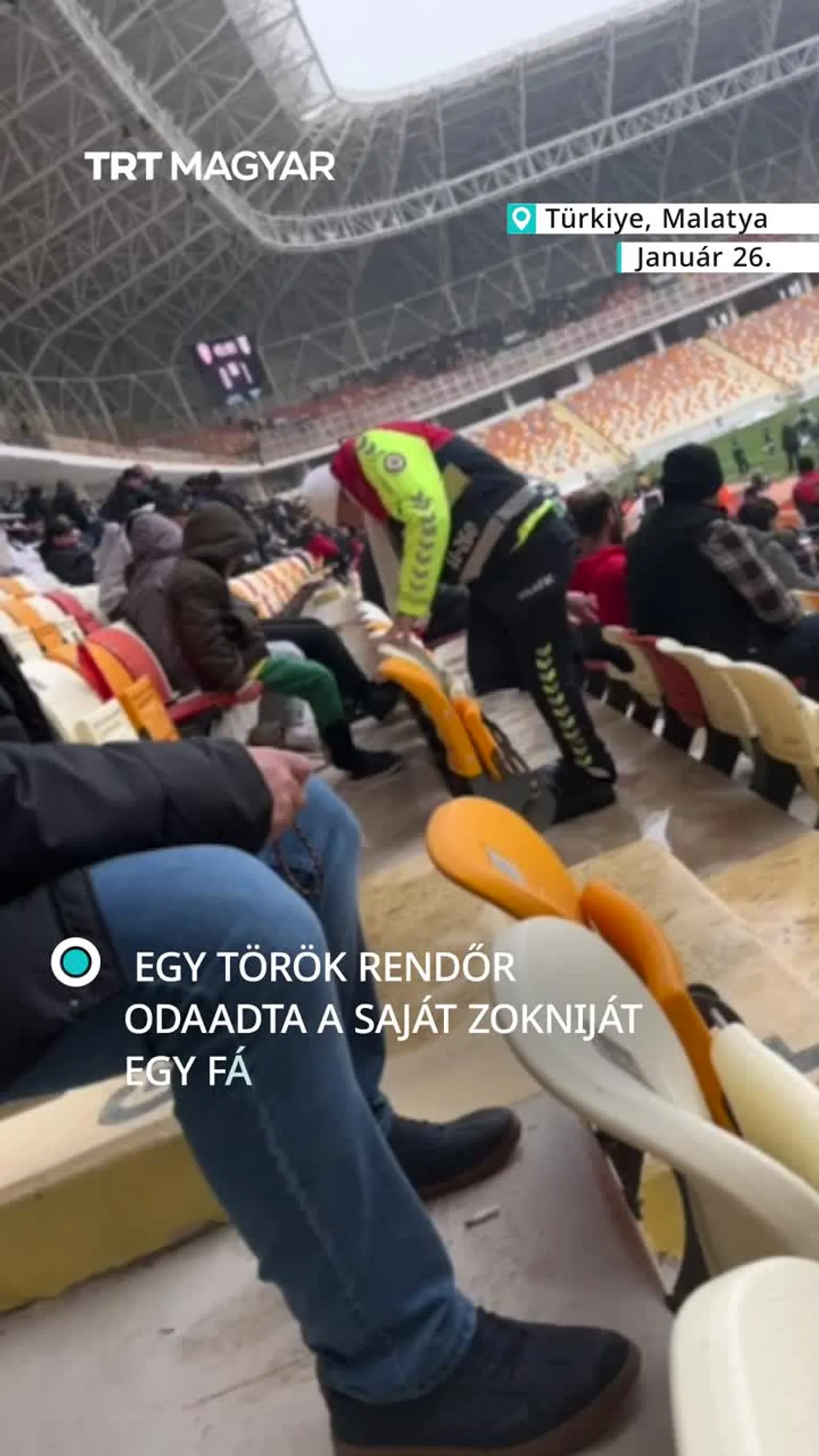 Egy török rendőr odaadta a saját zokniját egy fázó gyermeknek