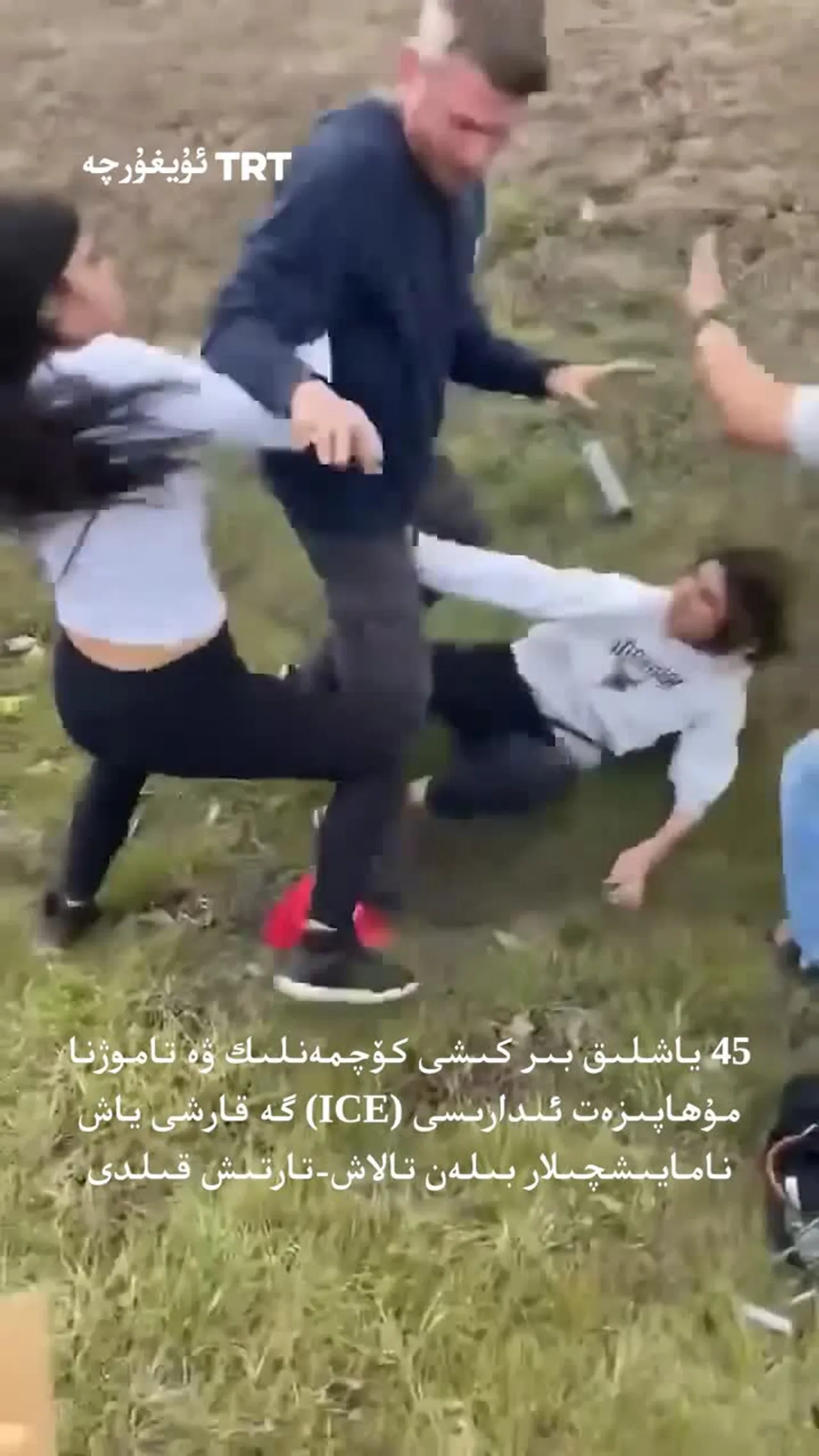 بىر كىشى كۆچمەنلىك ۋە تاموژنا مۇھاپىزەت ئىدارىسىگە قارشى ياش نامايىشچىلار بىلەن مۇنازىرىلەشتى