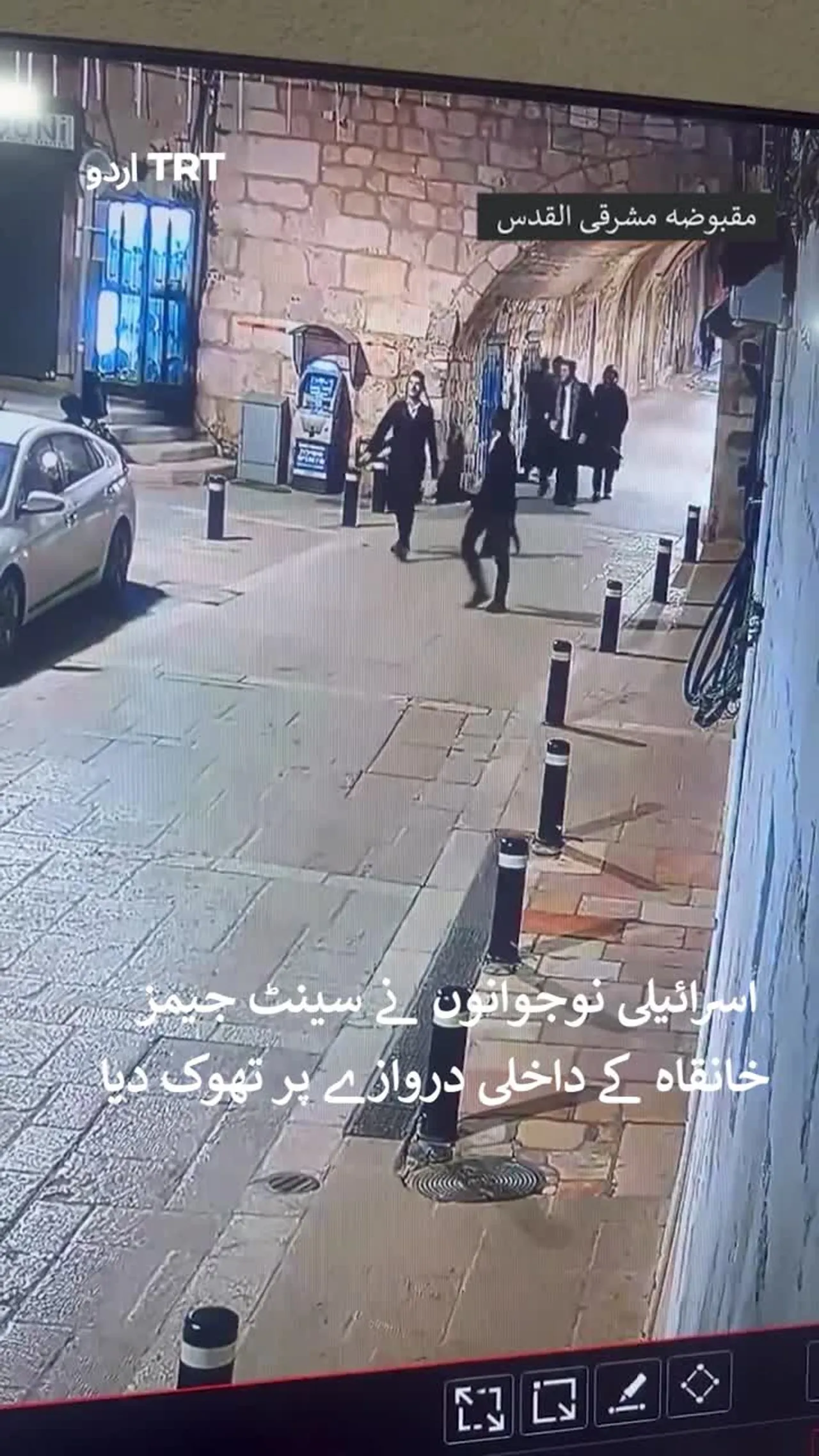 اسرائیلی نوجوانوں نے سینٹ جیمز خانقاہ کے داخلی دروازے پر تھوک دیا