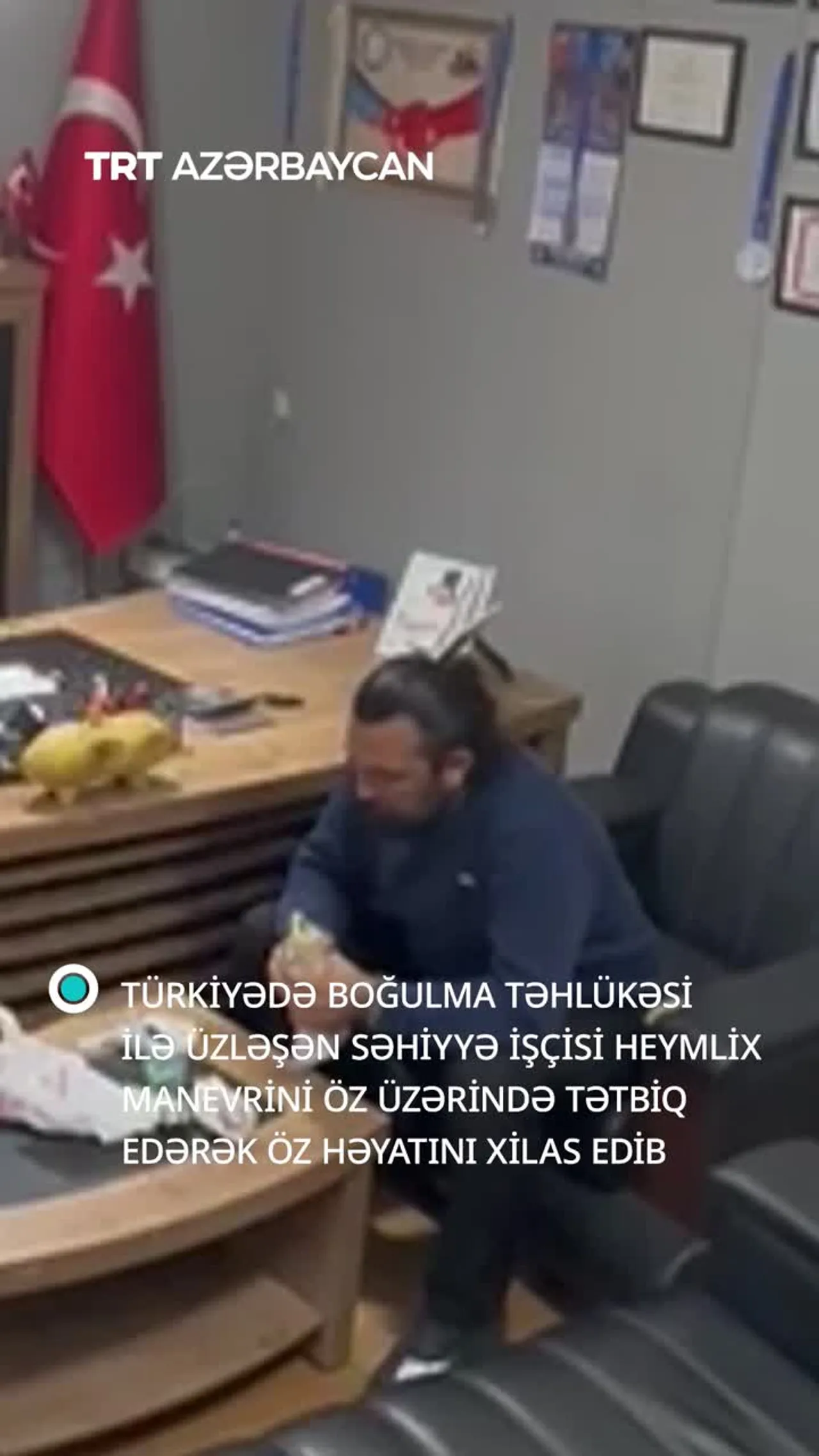 Türkiyədə boğulma təhlükəsi ilə üzləşən səhiyyə işçisi Heymlix manevrini öz üzərində tətbiq edib