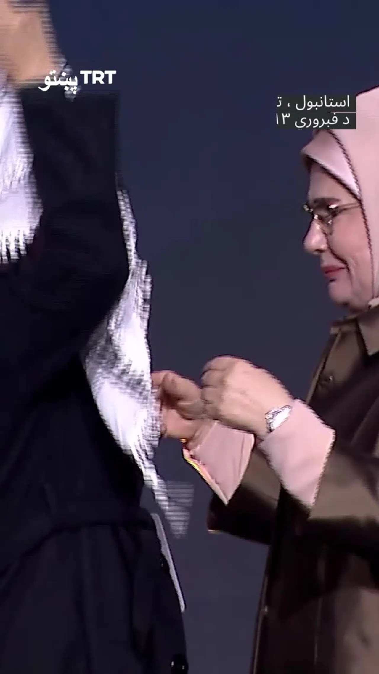 د تورکیې د ولسمشر مېرمنې امینه اردوغان د وژل شوي فلسطیني خبریال مور په غېږ کې ونیوله