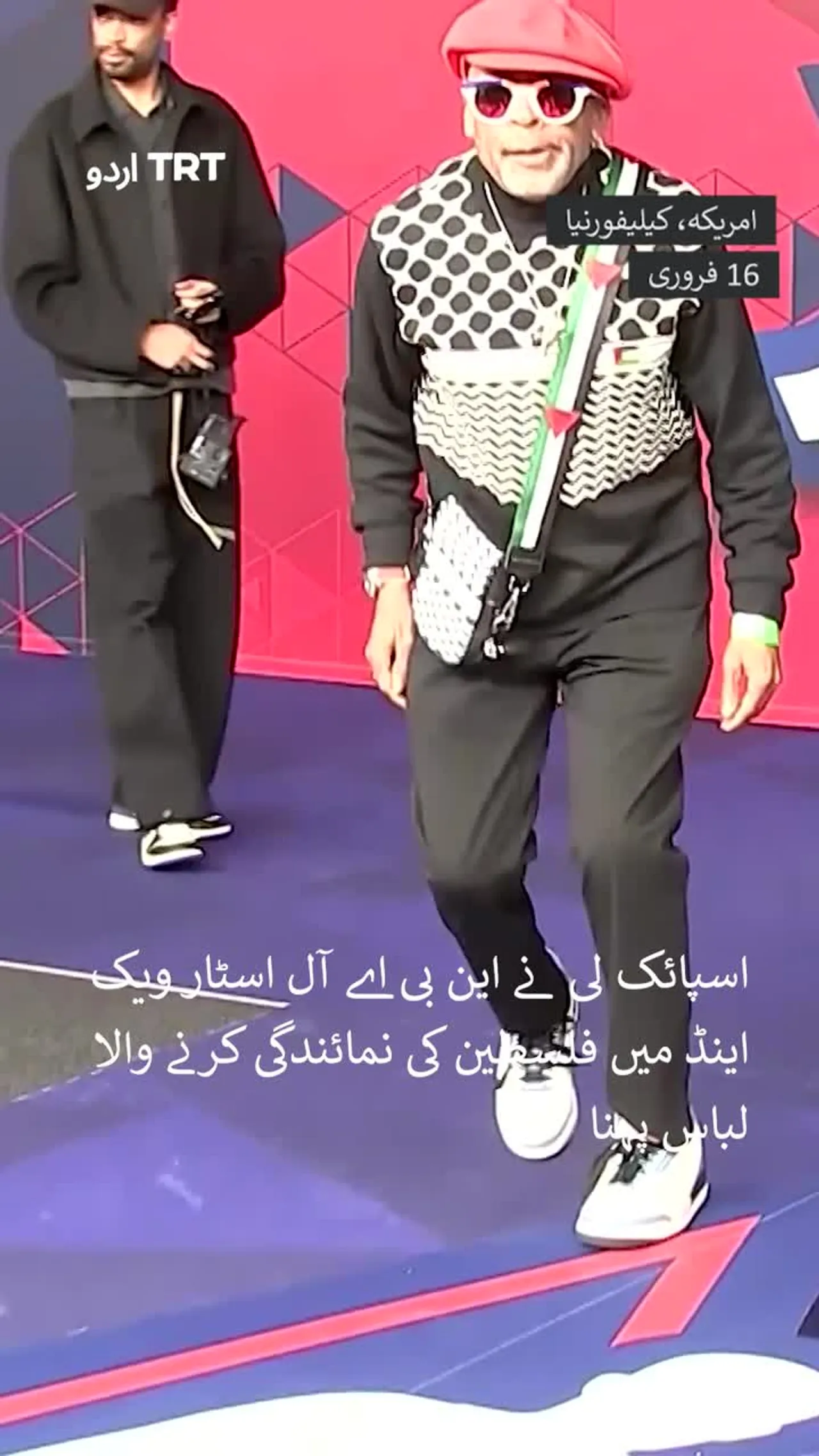 اسپائک لی، 2026 کے این بی اے آل اسٹار ویک اینڈ کے دوران کیفیہ ڈیزائن کے حامل لباس میں ملبوس