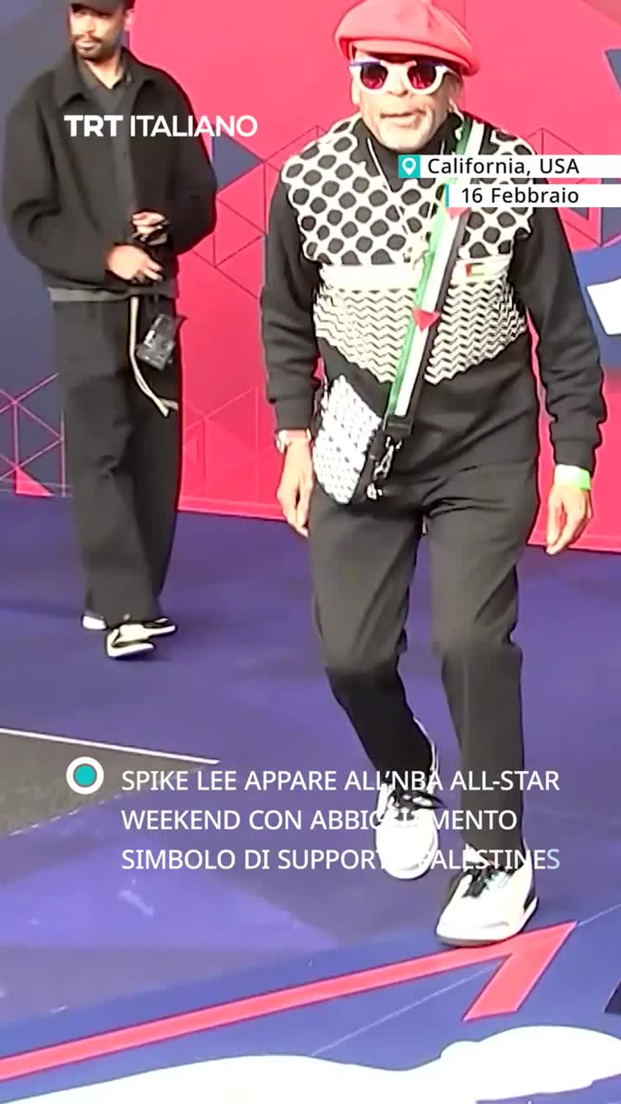 Spike Lee all’NBA All-Star Weekend 2026 con abito keffiyeh e borsa palestinese