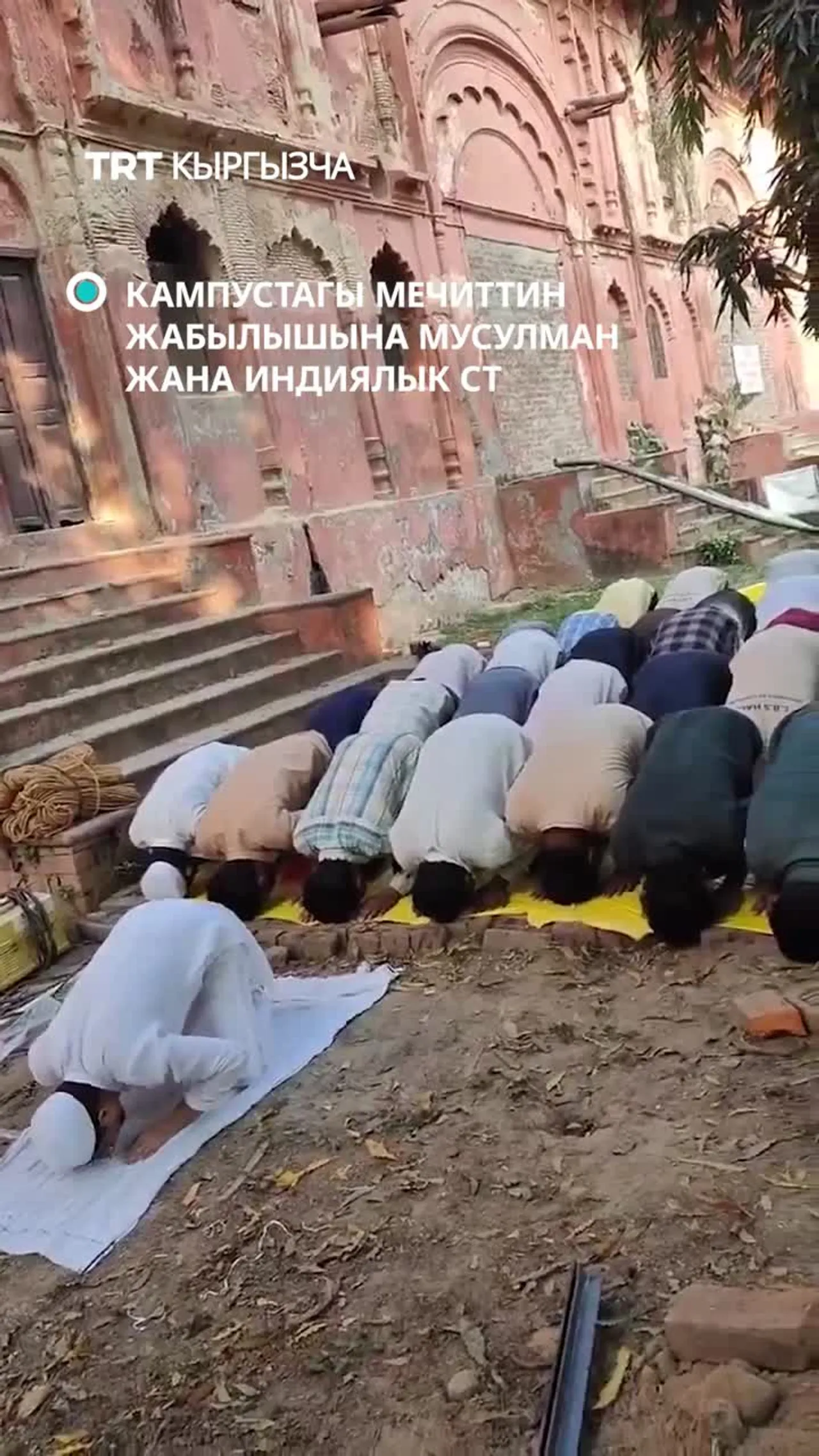 Лакхнау университетинин студенттери мечитке мөөр басылышына каршы адам чынжырын түзүштү