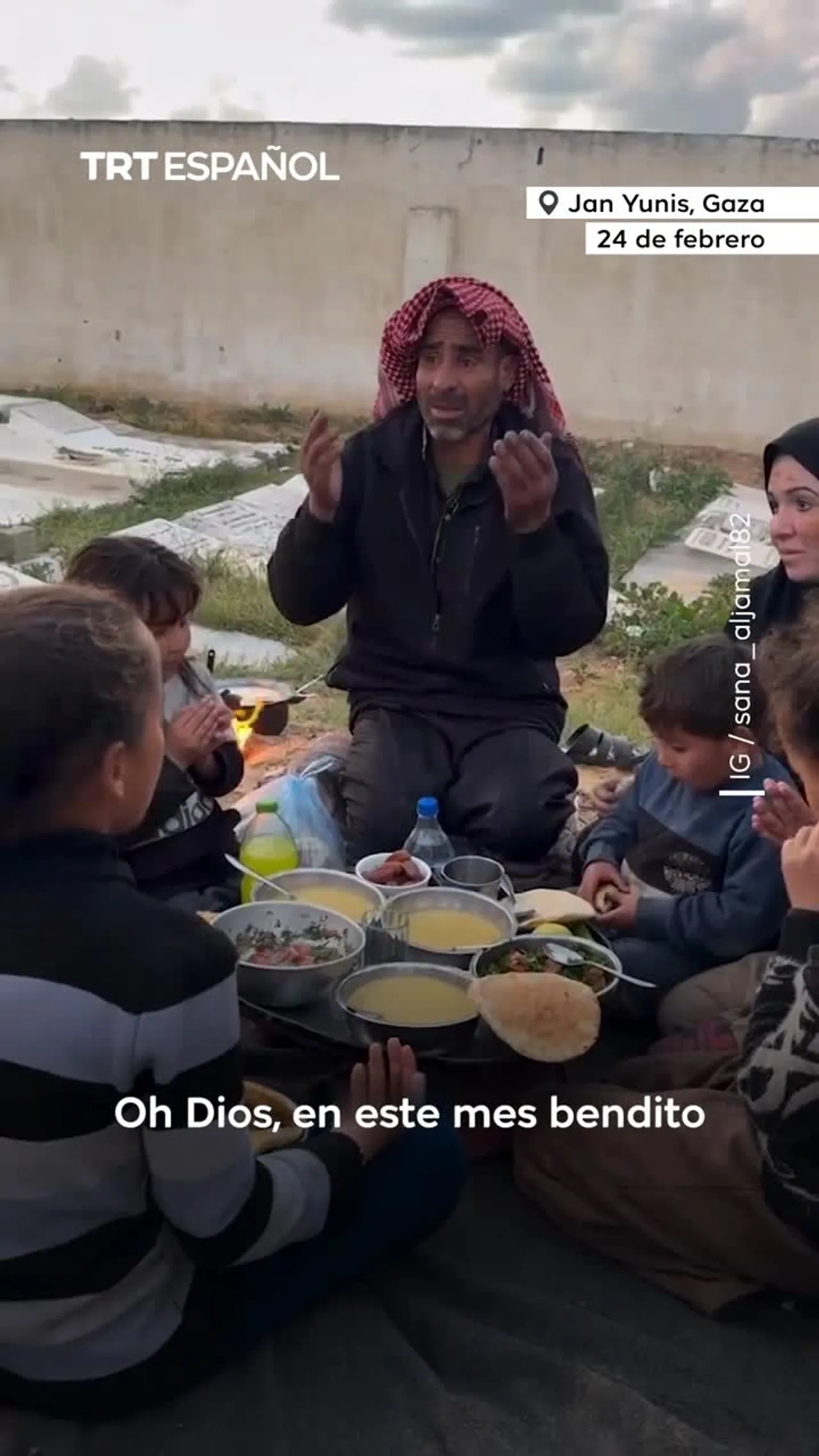 Familia palestina rompe ayuno en un cementerio