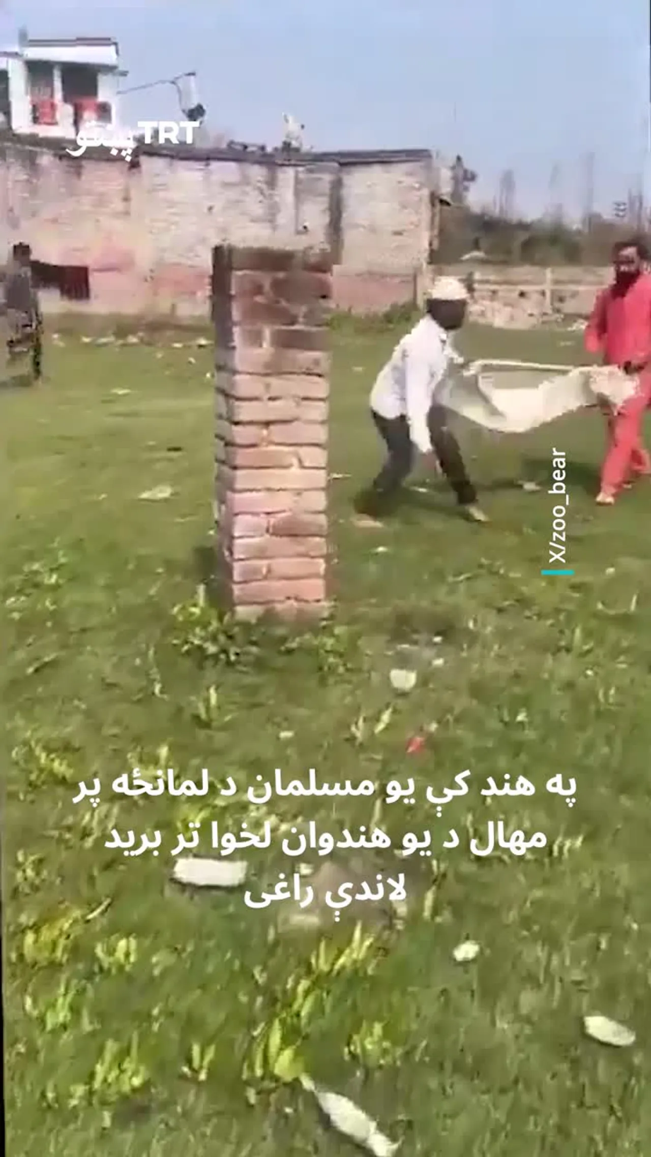 په هند کې یو مسلمان د لمانځه پر مهال د ی هندو لخوا تر برید لاندې راغی