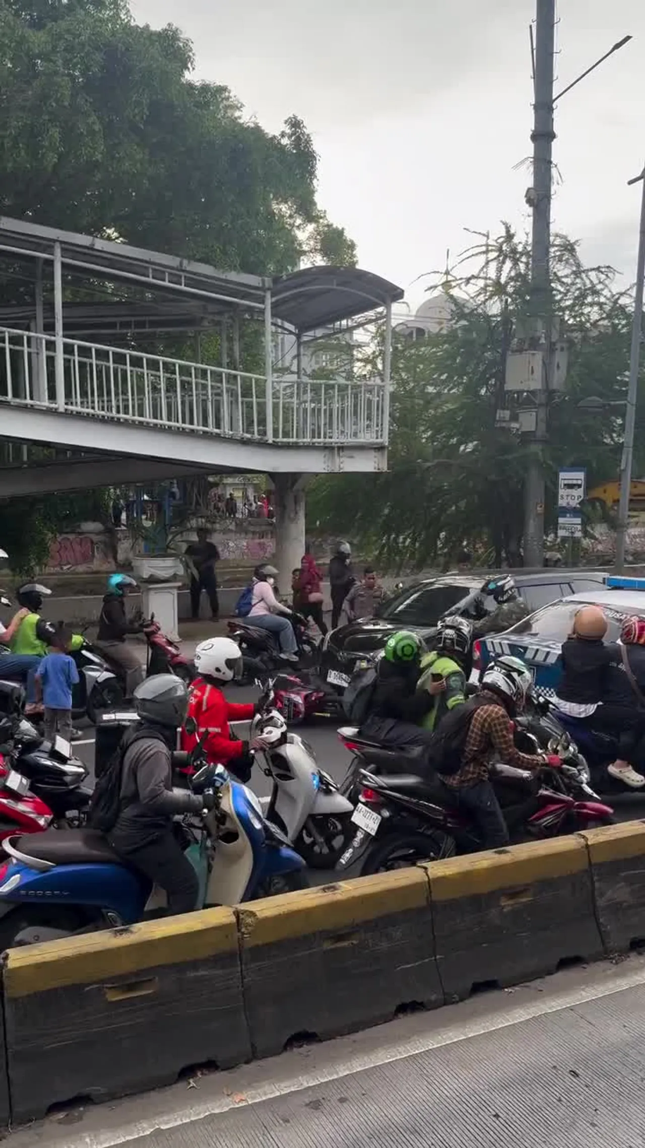 Aksi nekat pengemudi mobil pelat palsu lawan arus di Jakarta Pusat