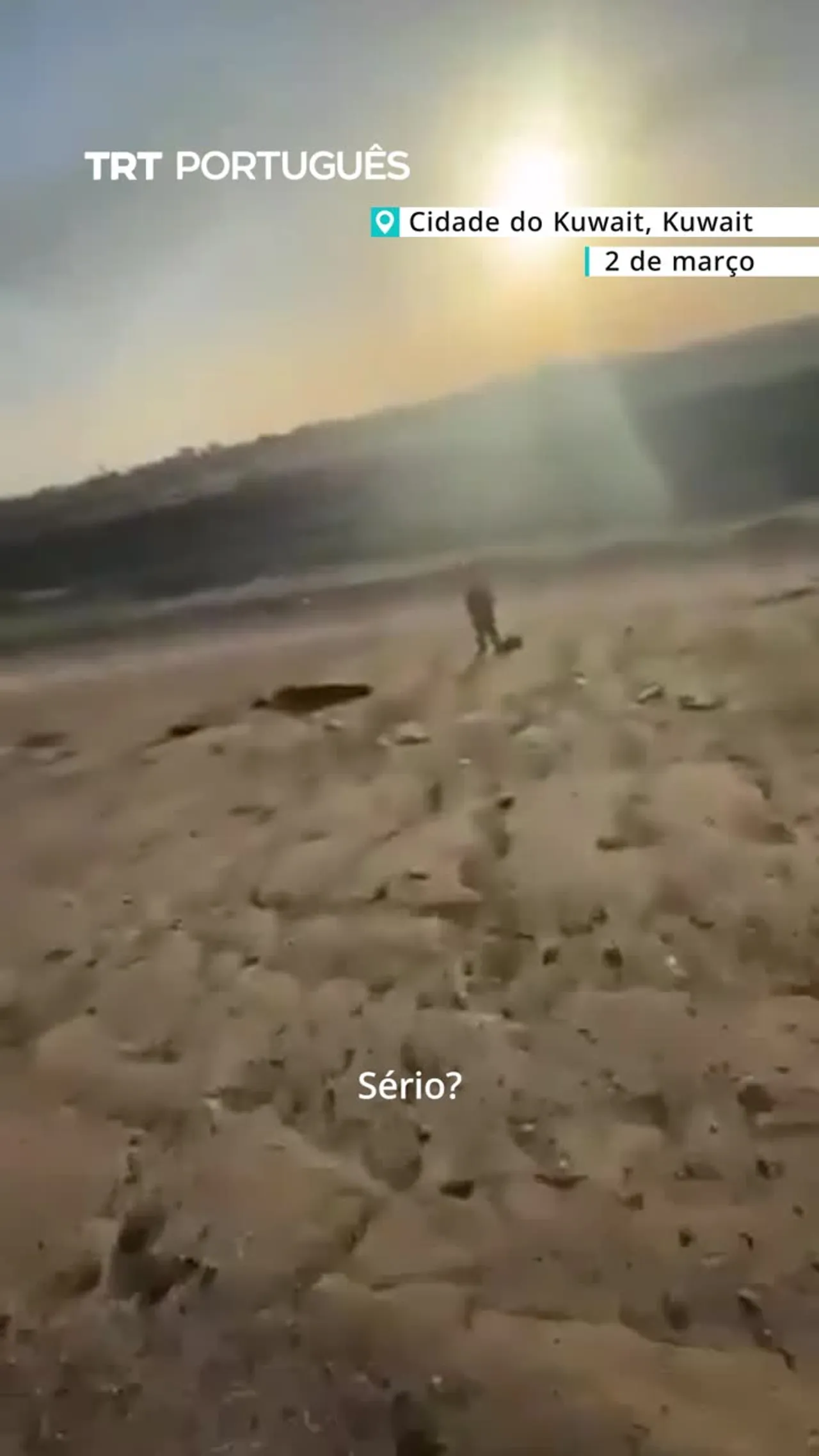 Civis do Kuwait aproximam-se do piloto americano de F-15 cujo avião foi abatido