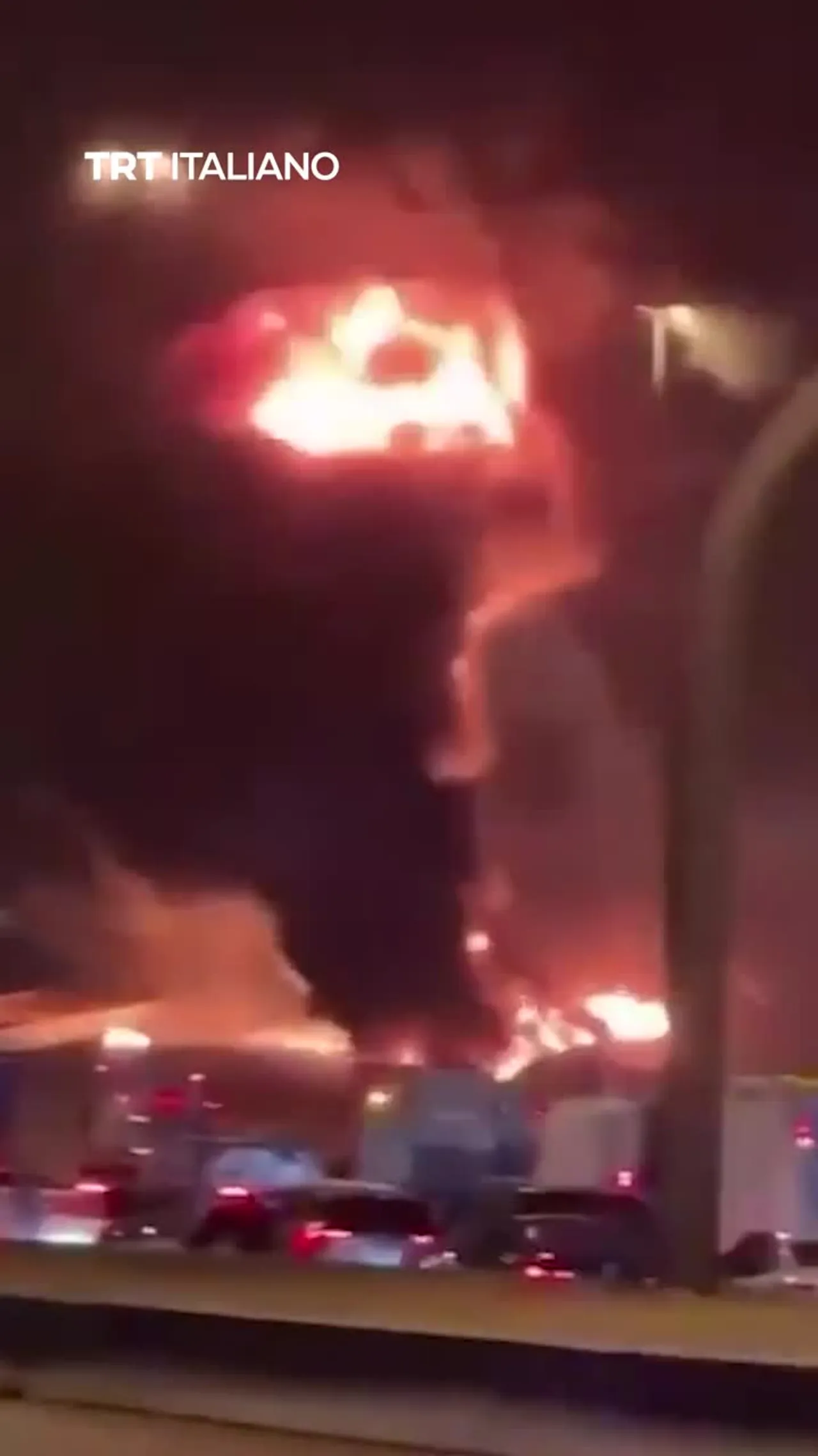 In seguito all'attacco dell'Iran, dall'Ambasciata statunitense a Riyad si sono alzate delle fiamme