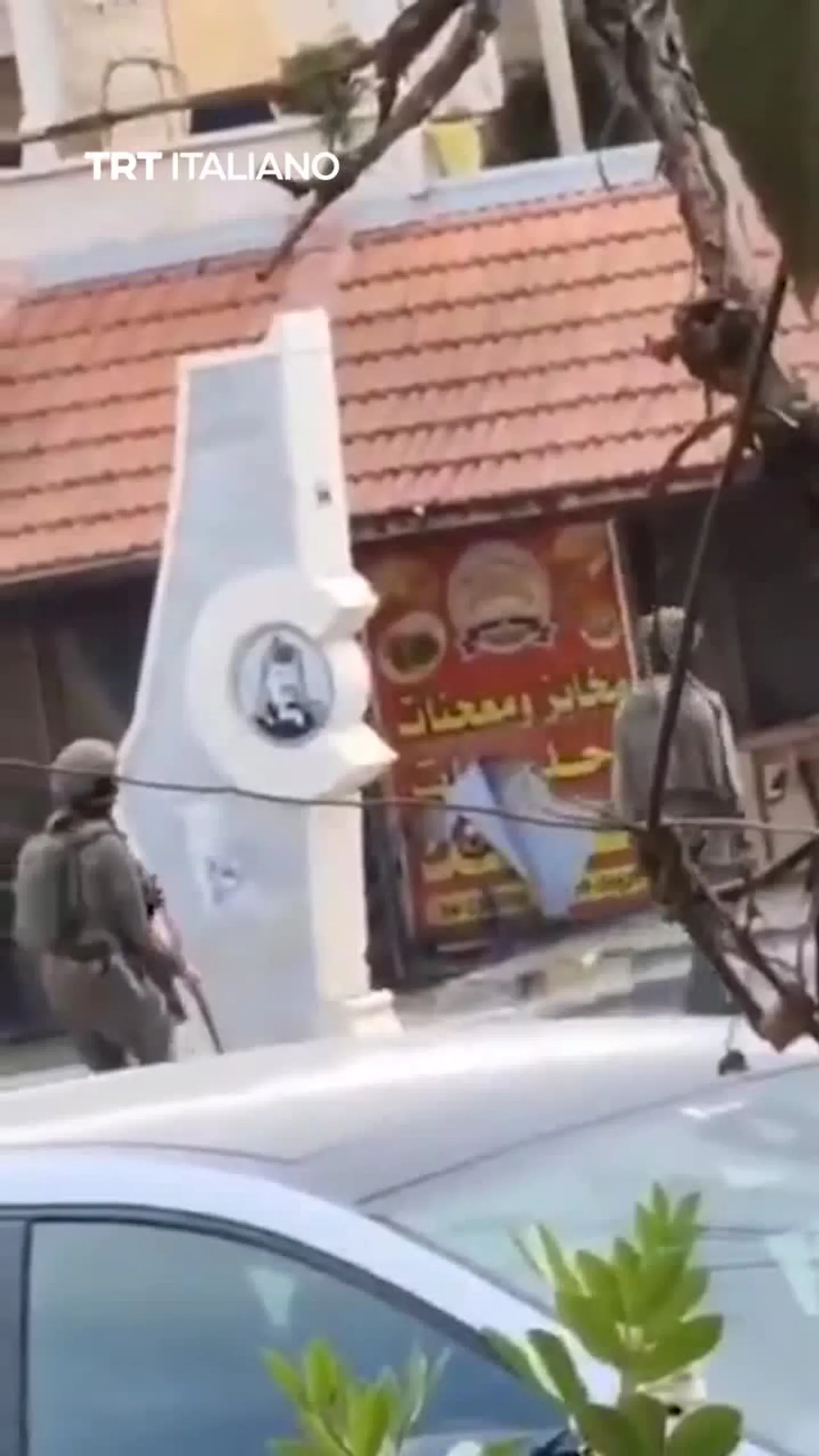 I soldati di Israele danneggiano il monumento di Yasser Arafat