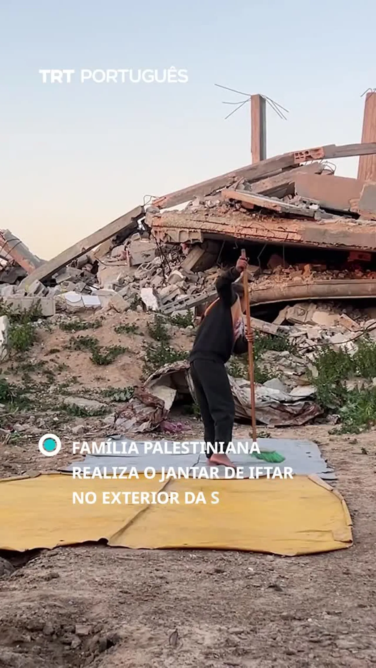 Família palestiniana realiza o jantar de iftar no exterior da sua casa destruída