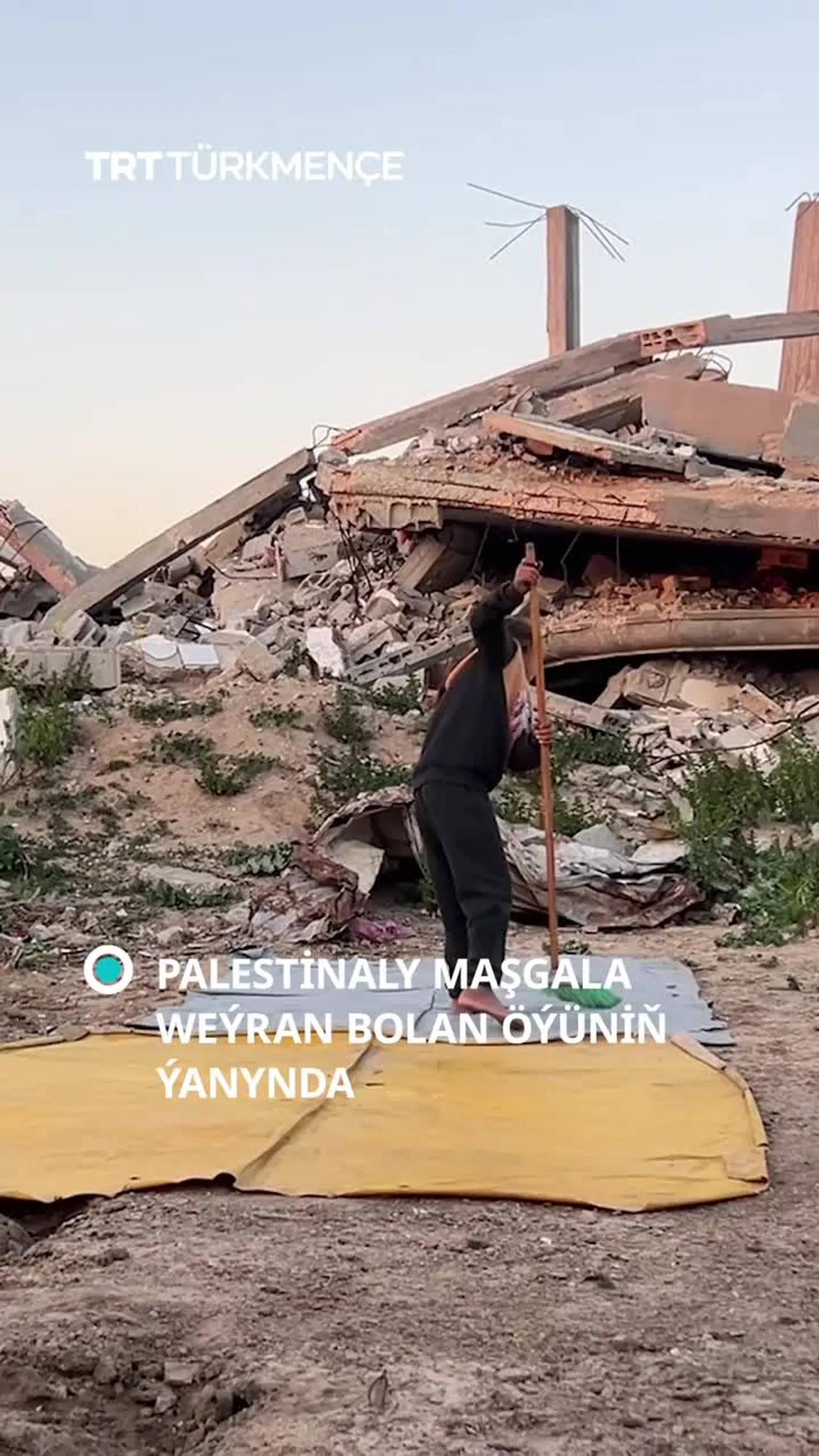 PALESTİNALY MAŞGALA WEÝRAN BOLAN ÖÝÜNİŇ ÝANYNDA AGZAÇAR ETDI