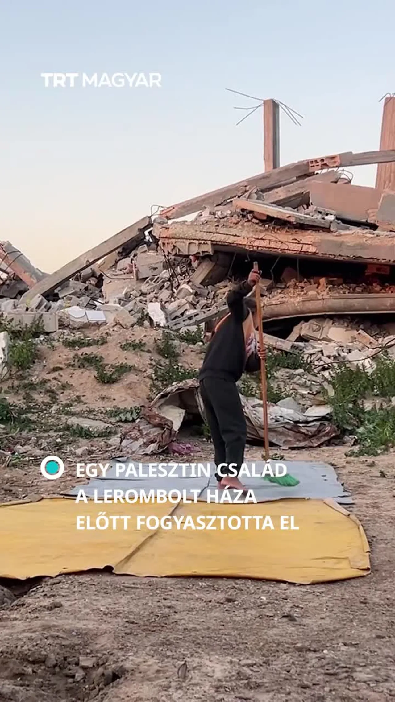 Egy palesztin család a lerombolt háza előtt fogyasztotta el az iftarvacsorát