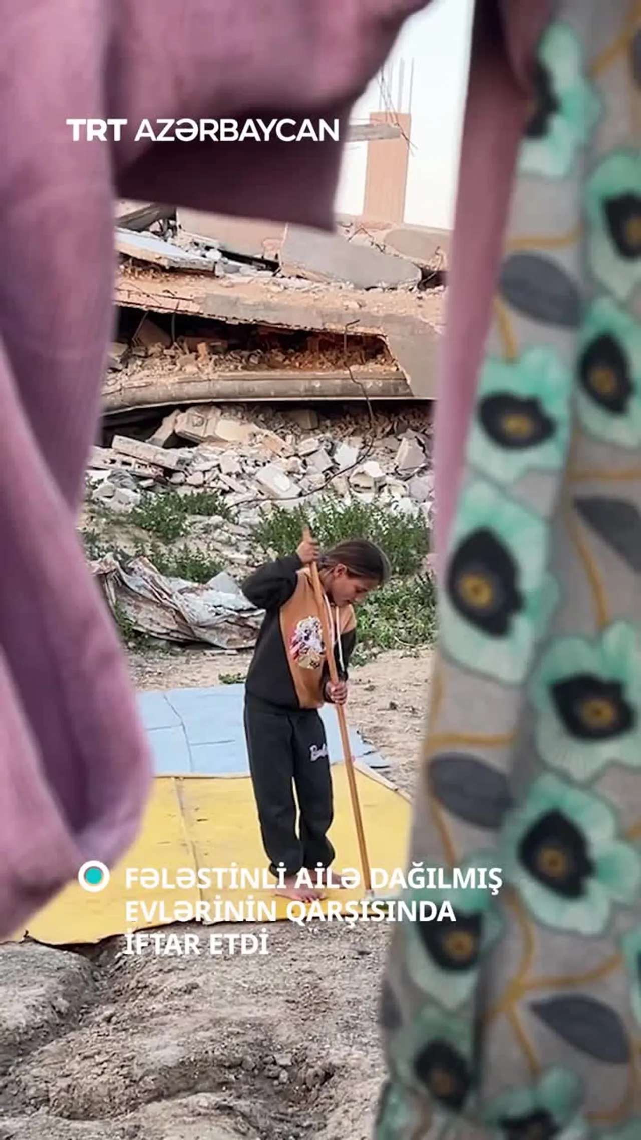 Fələstinli ailə dağılan evlərinin qarşısında iftar etdi