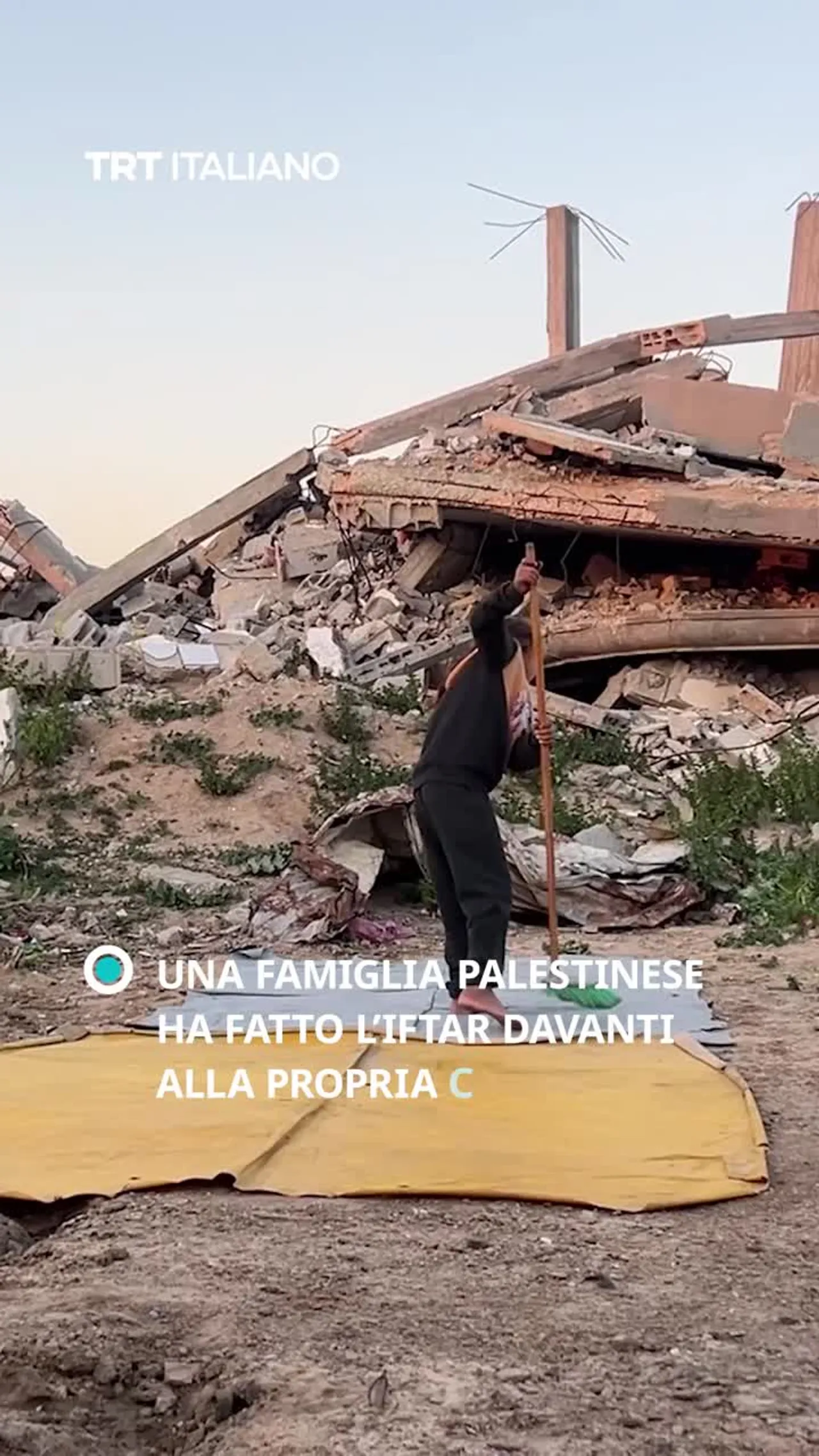 Una famiglia palestinese ha fatto l’iftar davanti alla propria casa rasa al suolo