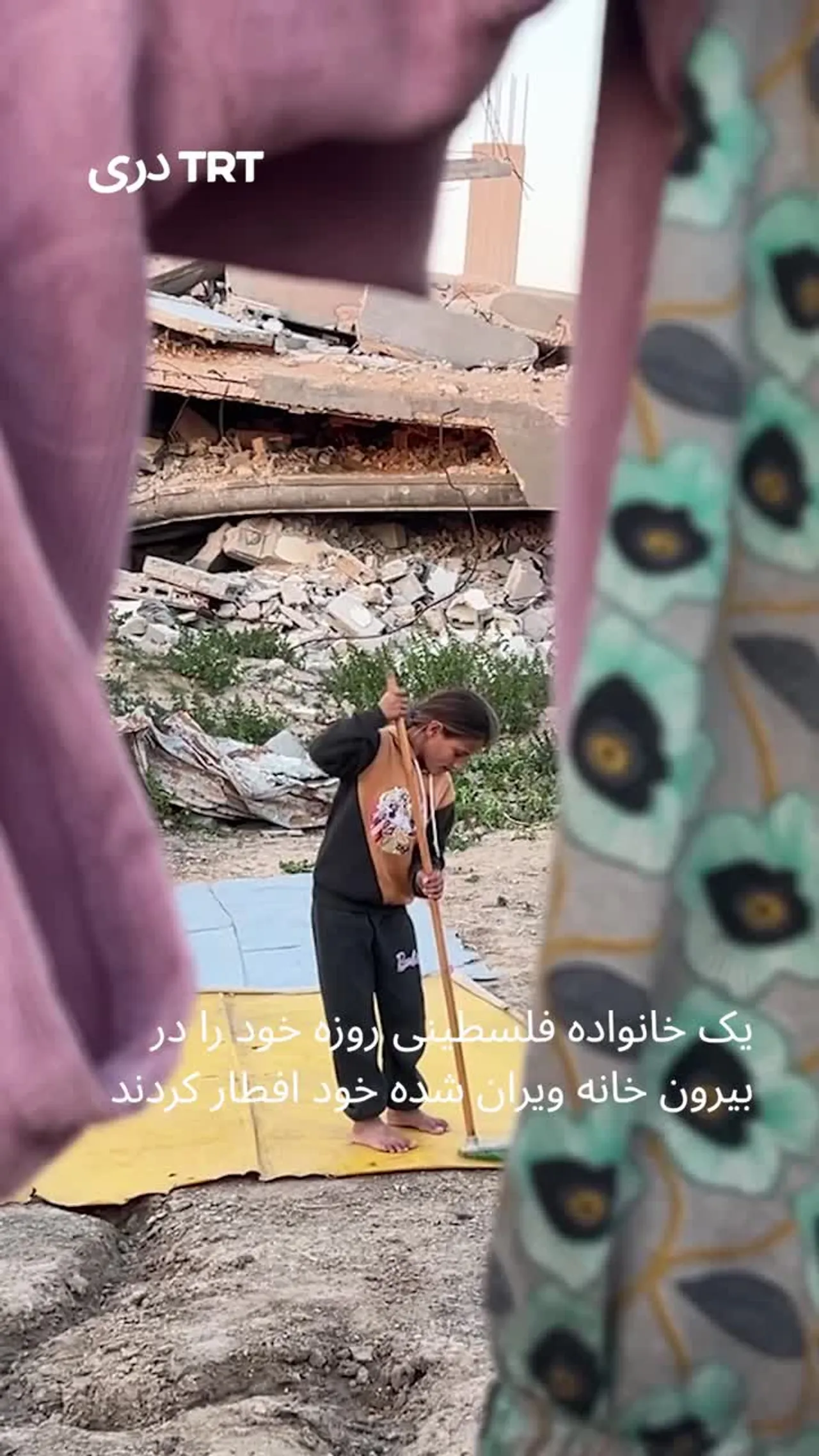 اعضای یک خانواده فلسطینی روزه خود را در بیرون خانه ویران شده خود افطار کردند