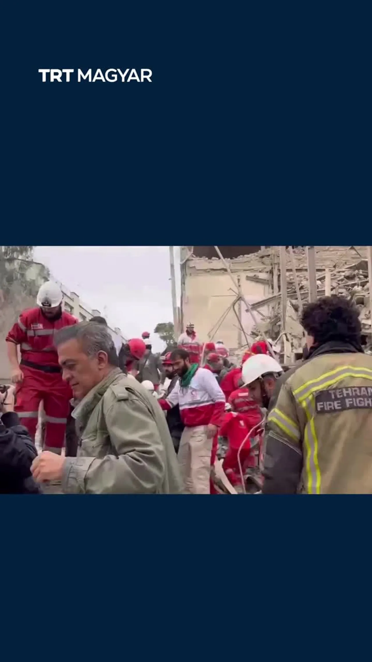 Iránban túlélőket mentenek ki a romok alól Teherán városában az amerikai–izraeli légicsapások után