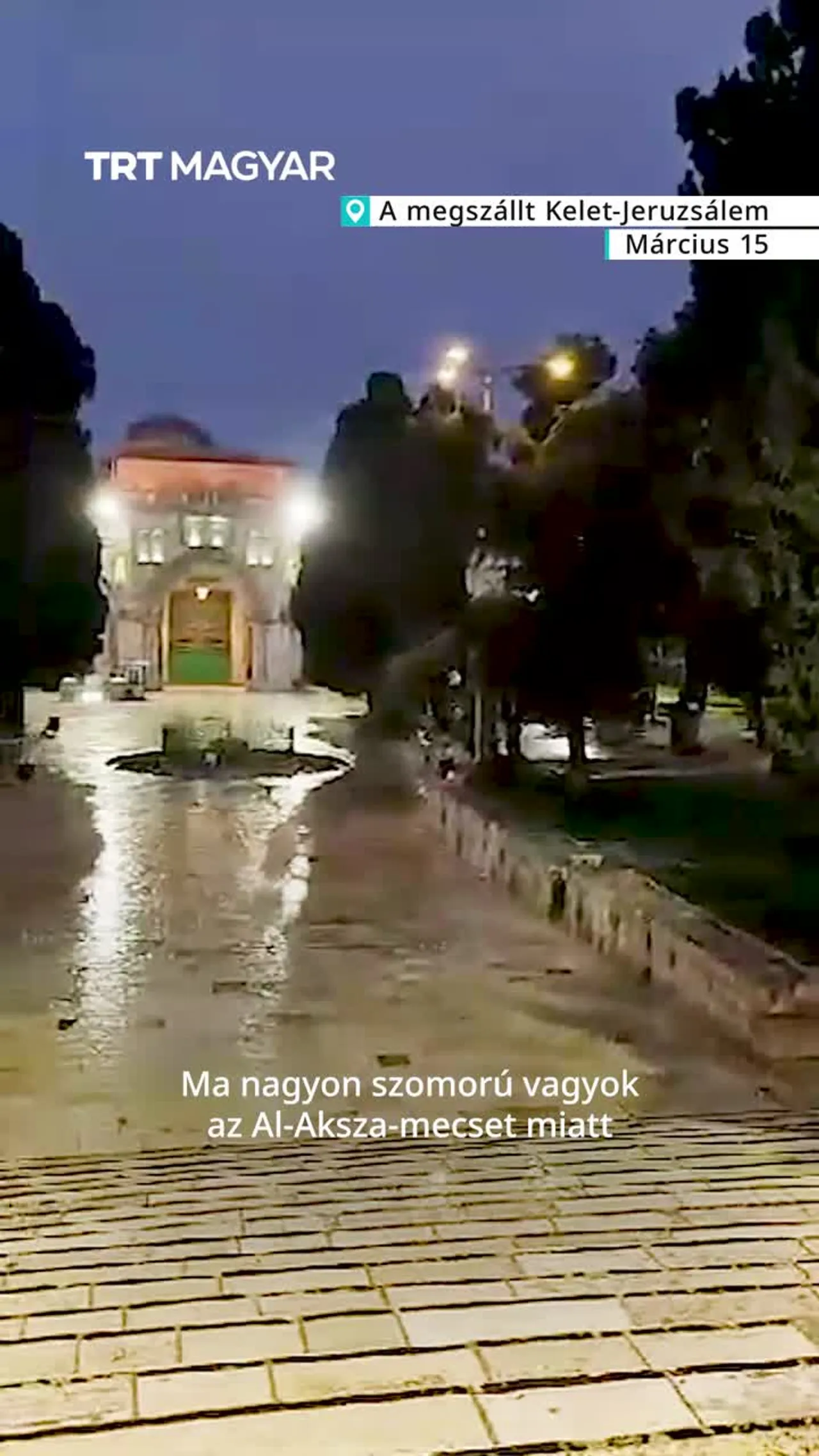 Egy biztonsági őr felvételt készít az üres Al-Aksza-mecsetről