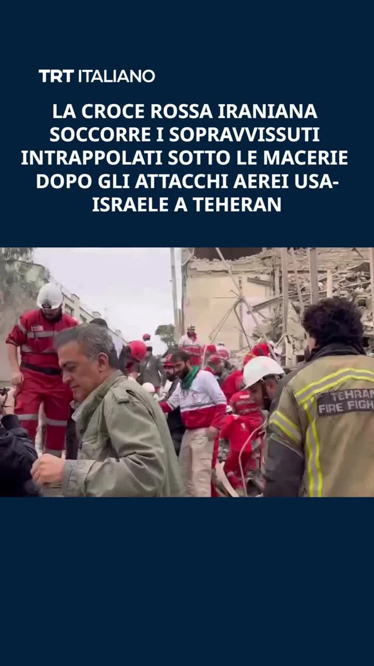 La Croce Rossa iraniana sta salvando i sopravvissuti dalle macerie dopo gli attacchi aerei