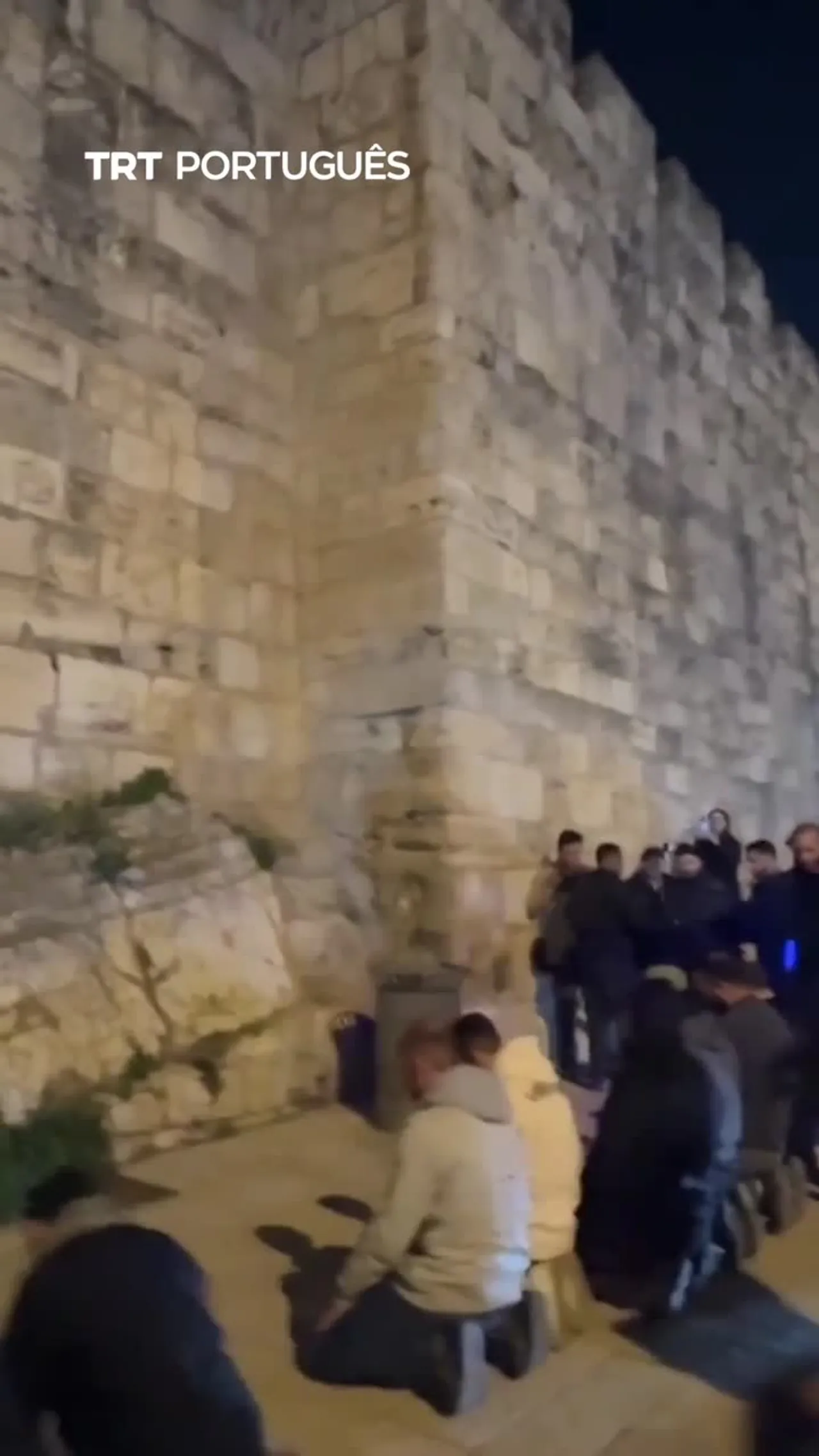 Forças israelitas atacam muçulmanos que rezavam fora da Mesquita de Al-Aqsa