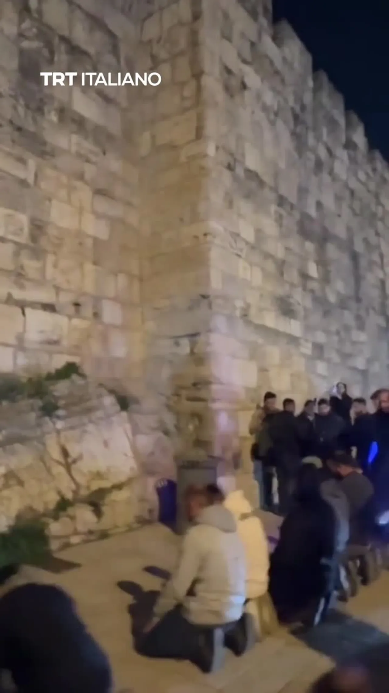 Le Forze israeliane hanno attaccato i musulmani che pregavano fuori dalla Moschea Al-Aqsa