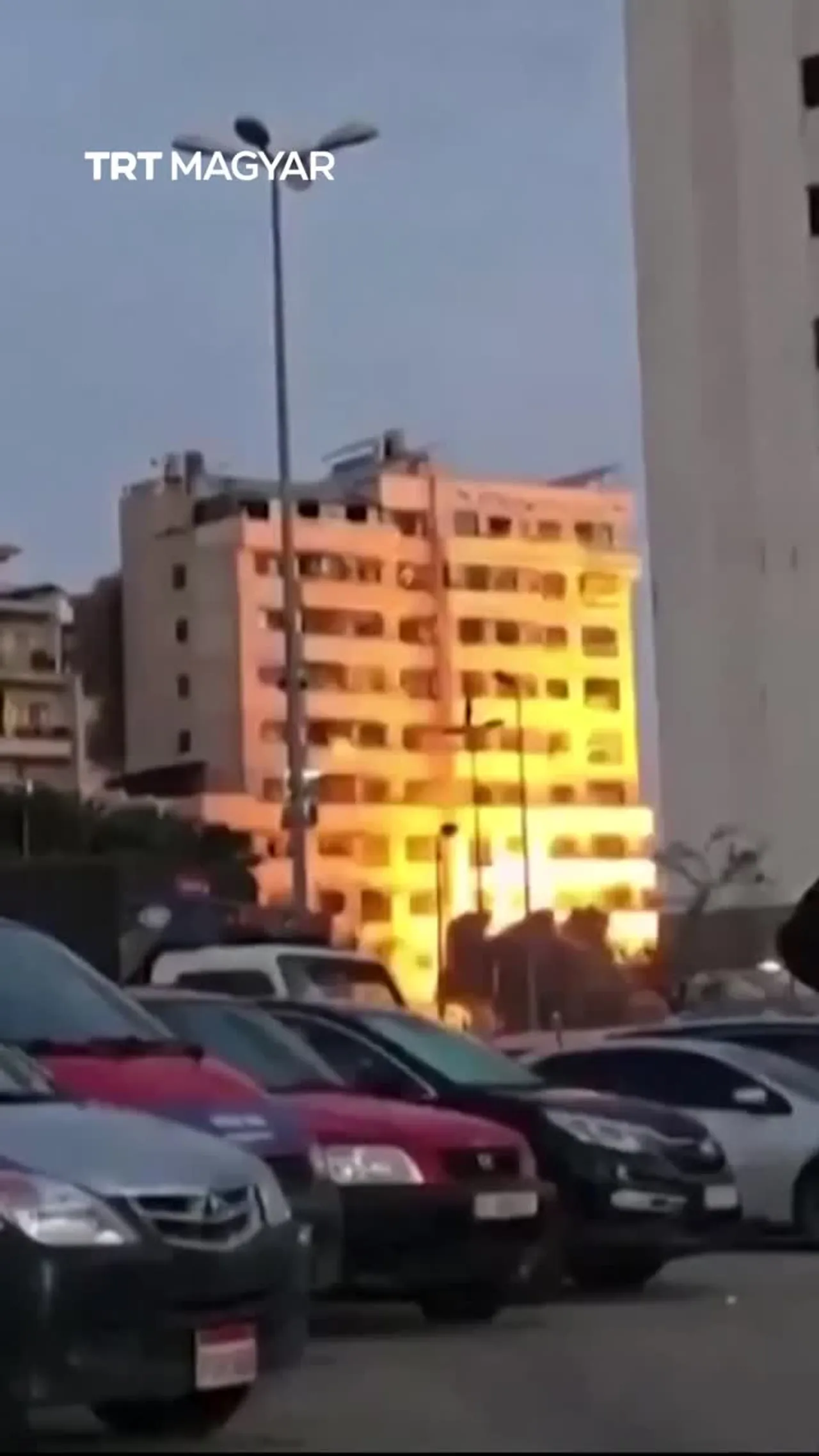 Miközben Izrael folytatja támadásait, egy bejrúti légicsapás során romba dölt egy épületet