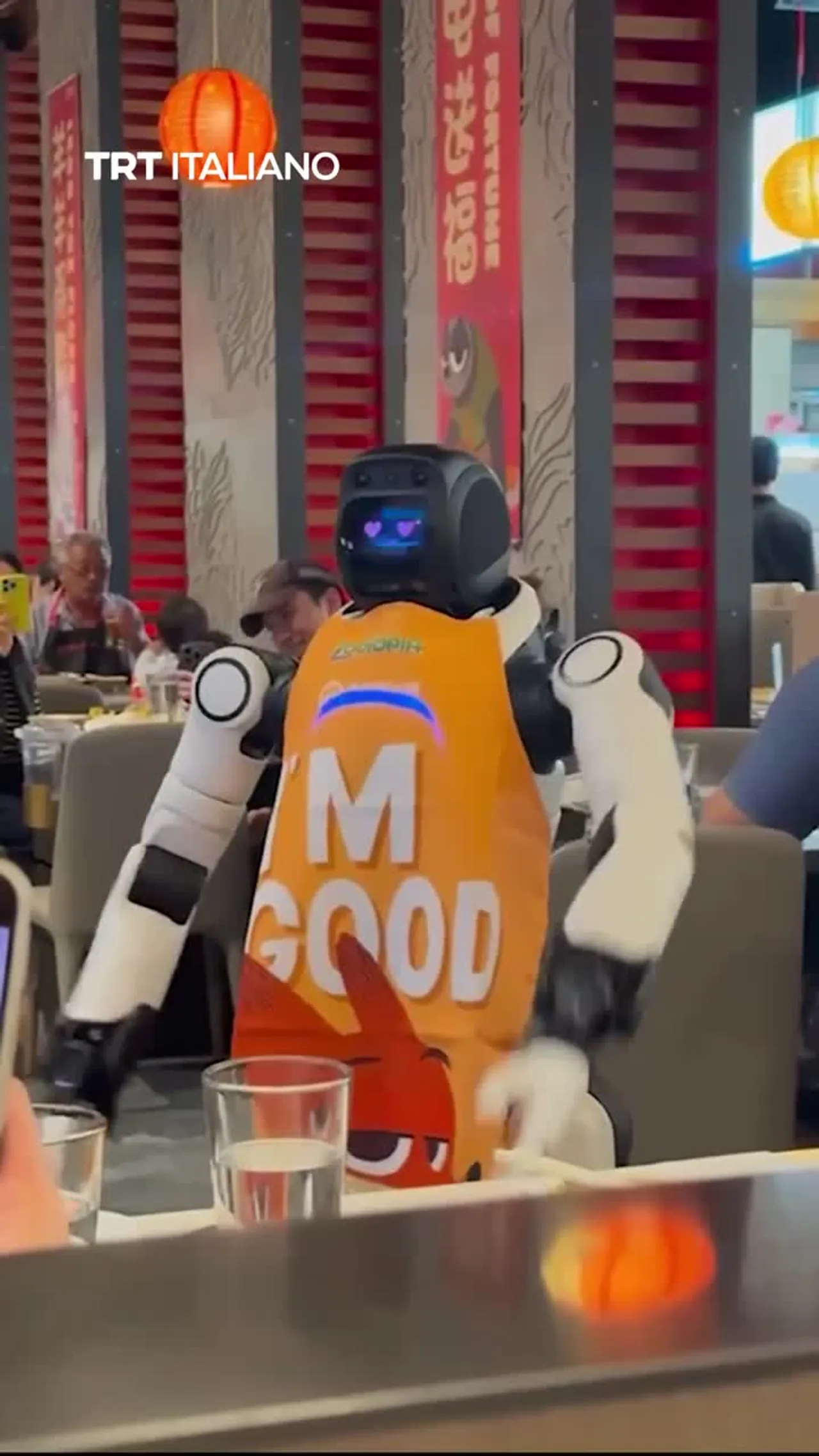 Un robot guasto ha messo a soqquadro un tavolo in un ristorante