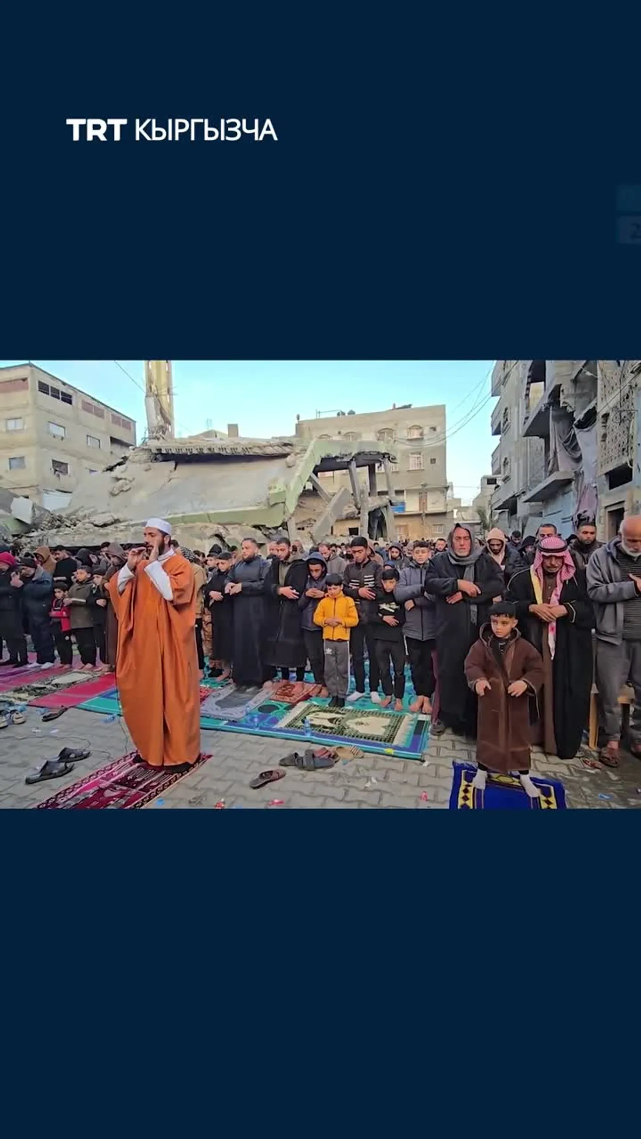 Палестиналыктар айт намазын Ибн Таймия мечитинин урандыларынын жанында окушту