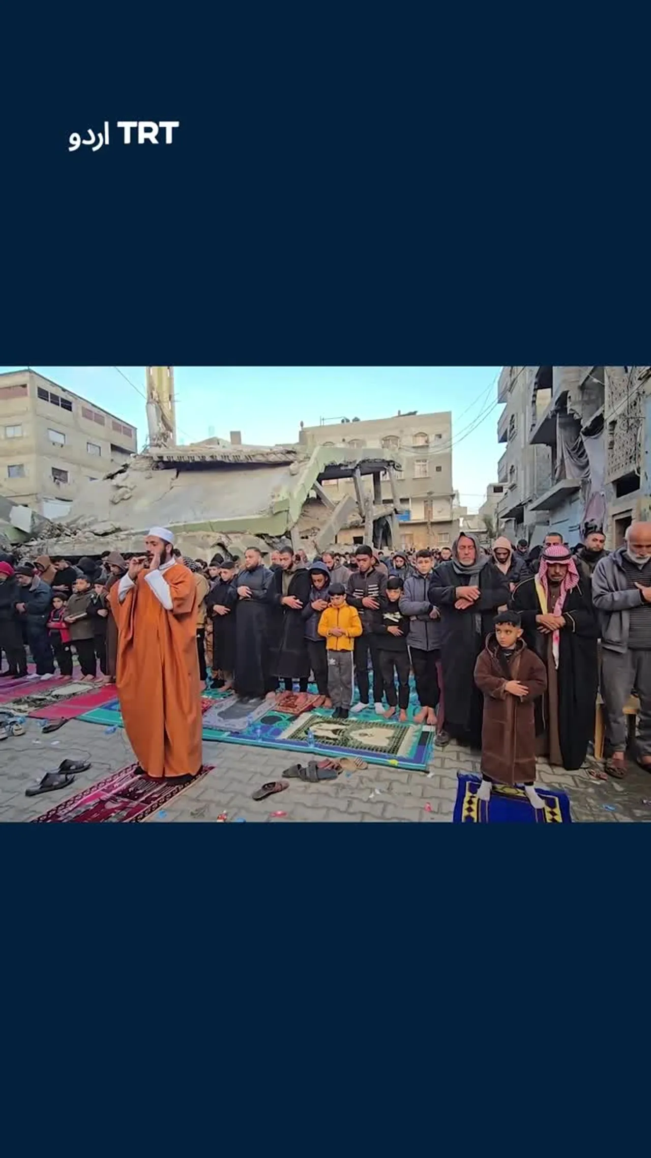 فلسطینیوں نے شہید شدہ ابن تیمیہ مسجد کے ملبے میں نماز عید ادا کی