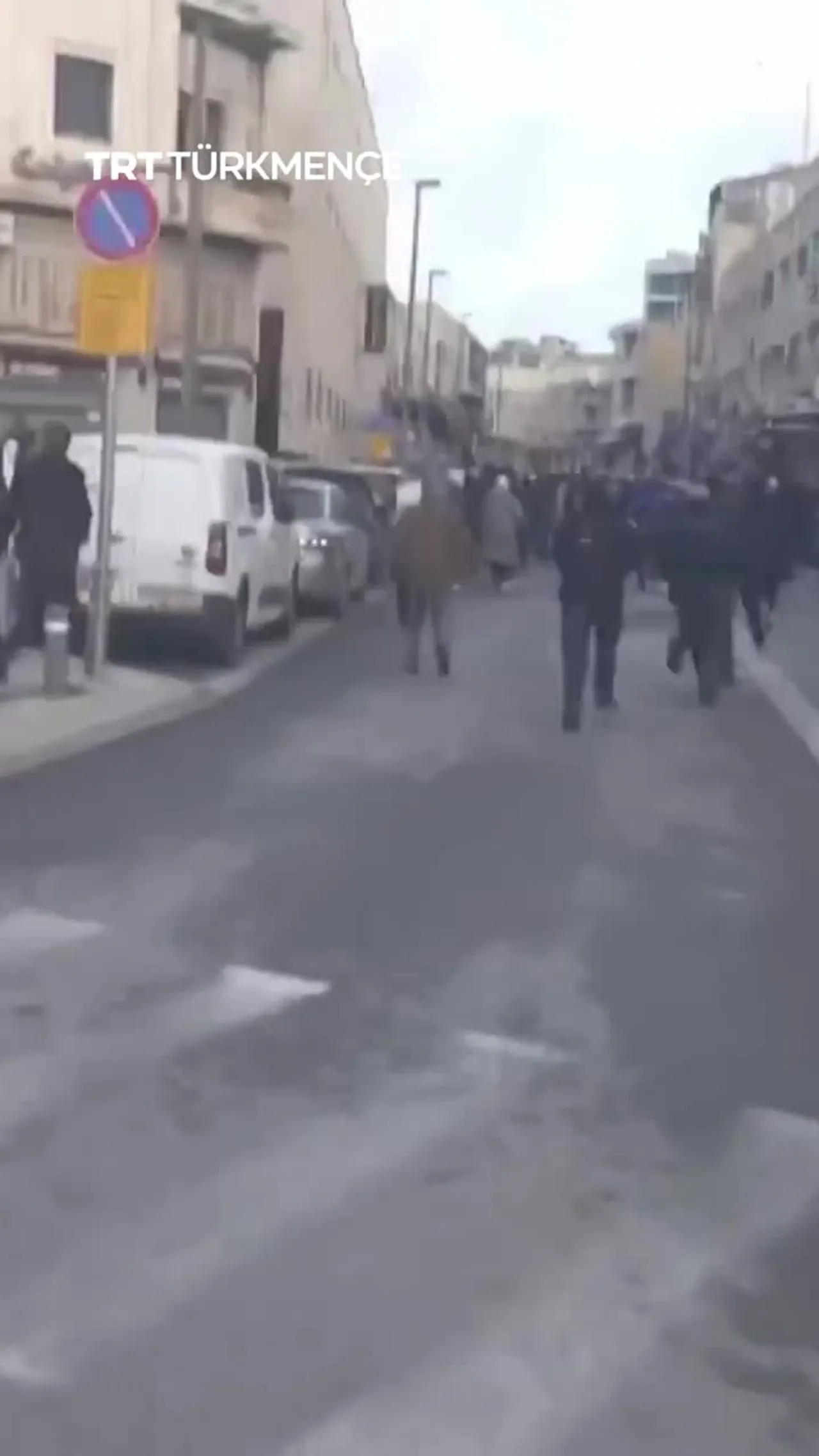 YSRAÝYL GÜÝÇLERI AKSA METJIDINIŇ GOLAÝYNDA YBADAT EDÝÄN ADAMLARA SES BOMBALARYNY ZYŇDYLAR