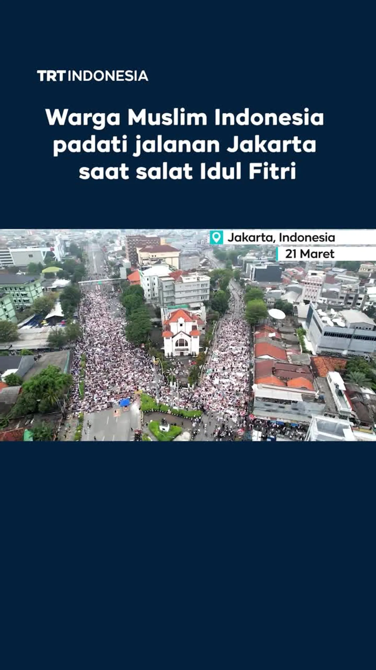 Warga Muslim Indonesia padati jalanan Jakarta saat salat Idul Fitri