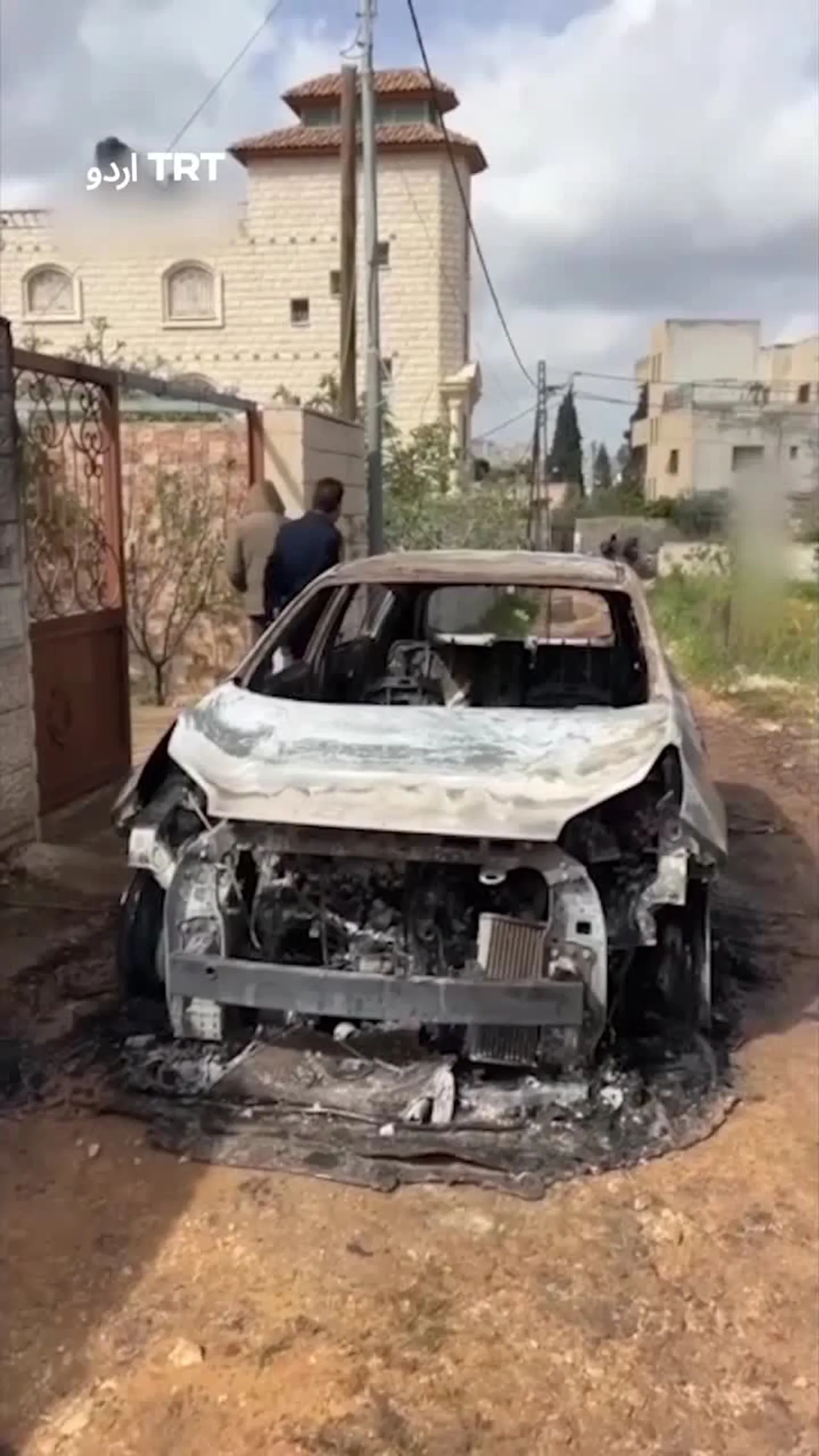 اسرائیلی آباد کاروں کا فلسطینی محلوں پر حملہ، گھروں اور گاڑیوں کو نذرِ آتش کر دیا