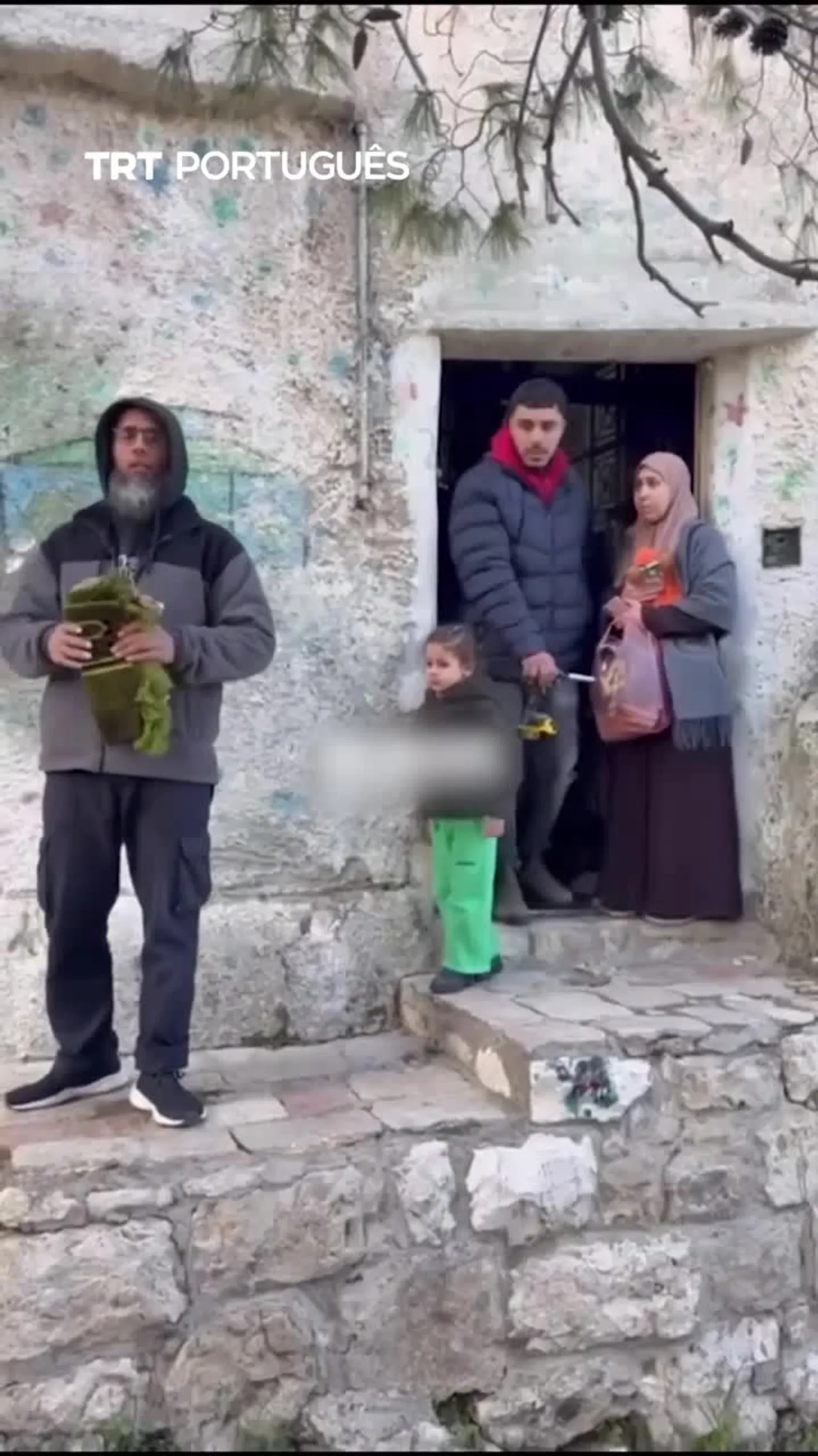 Uma família palestiniana foi expulsa da sua casa por colonos ilegais