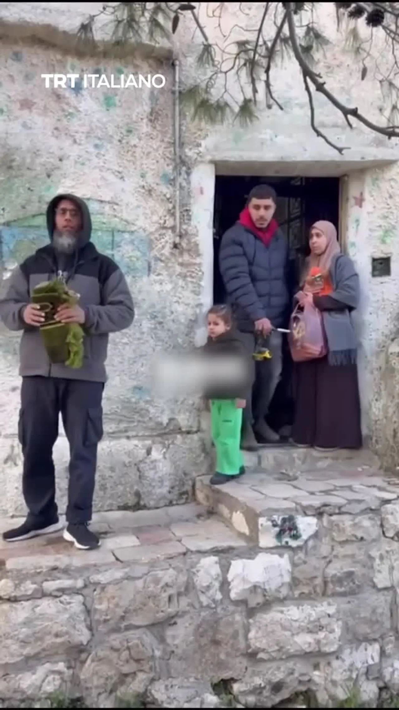 Una famiglia palestinese è stata sfrattata dalla propria casa da coloni illegali