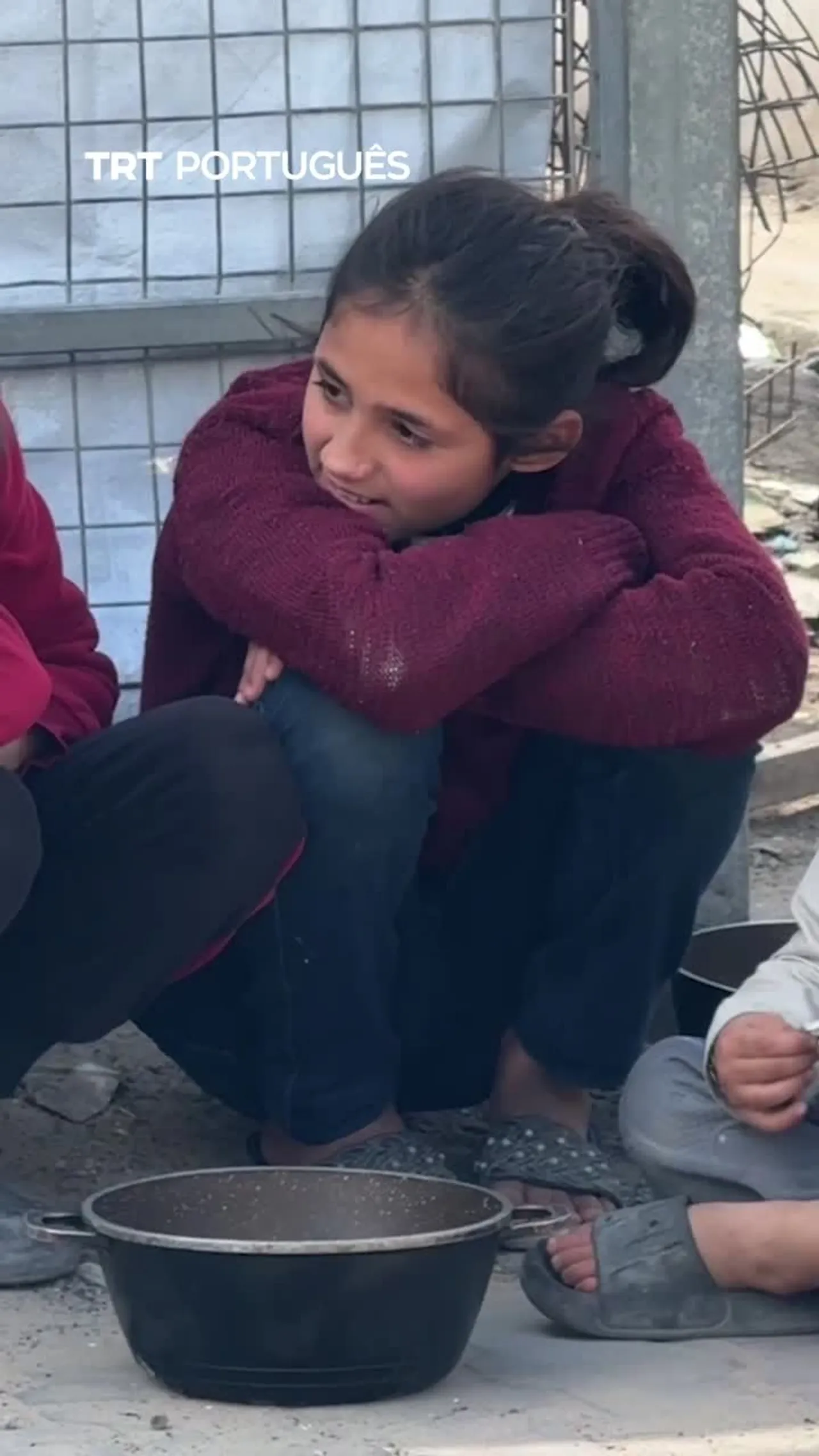 Palestinianos deslocados em Gaza fazem fila para receber refeições quentes em meio a grave escassez