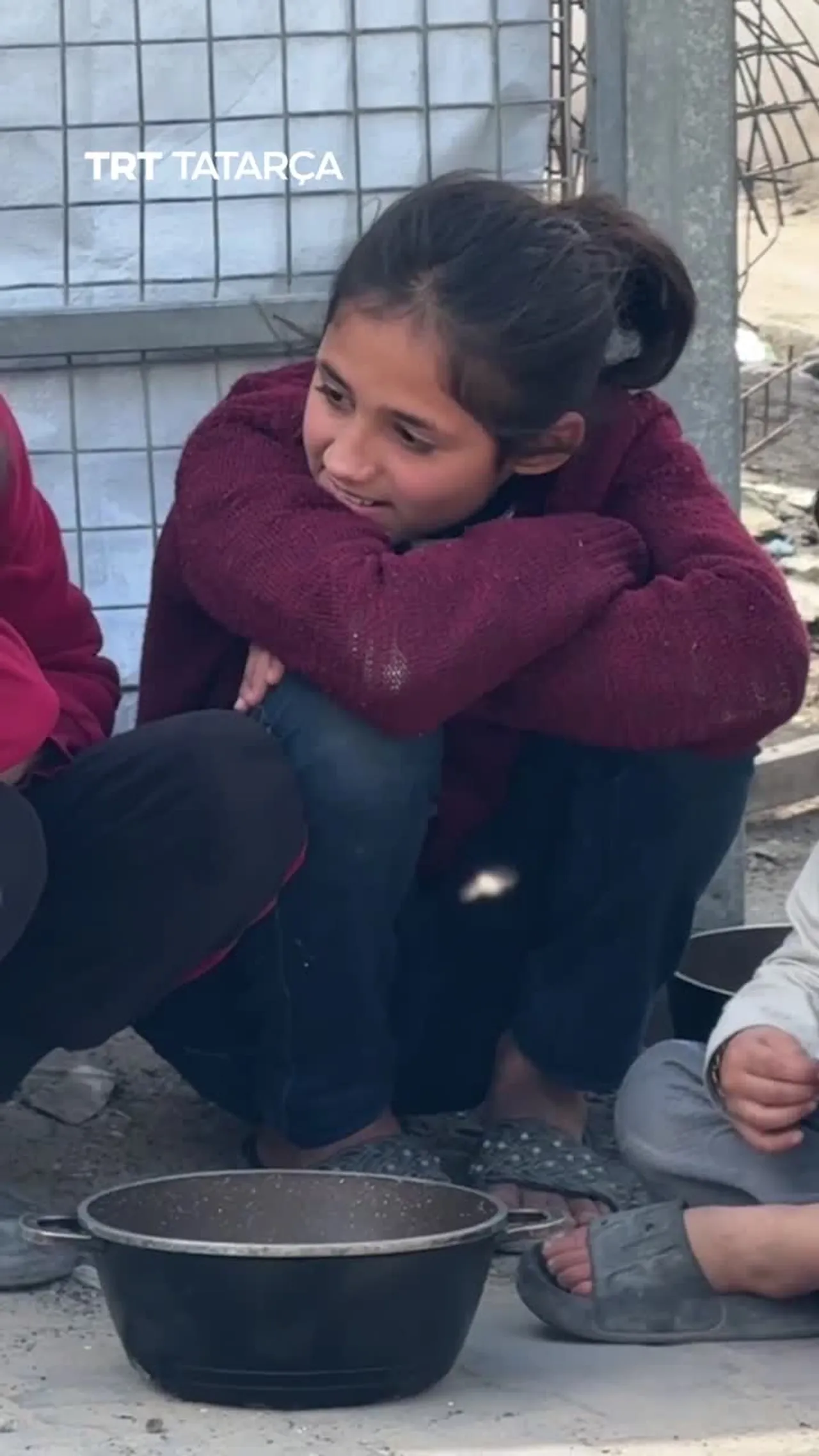 Ğazzädä yort-cirsez qalğan fälästinlelär qaynar rizıq öçen çiratqa tezelä