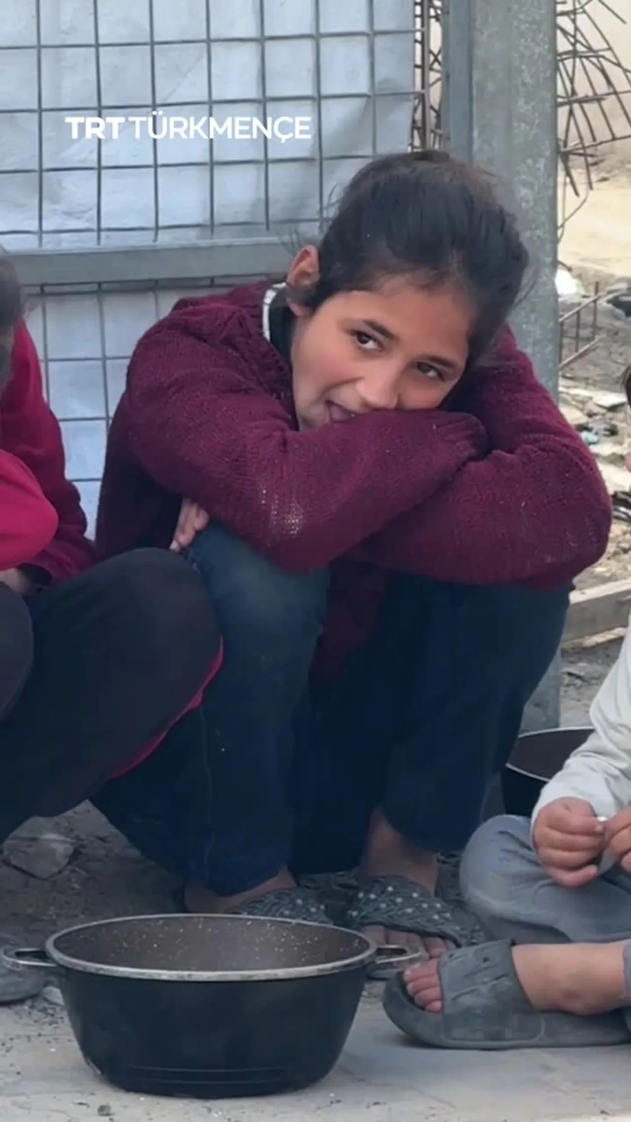 GAZADA ÝERLERINDEN GÖÇÜRLEN PALESTINLILER GYTLYK SEBÄPLI NAHAR ALMAK ÜÇIN NOBATA DURÝAR
