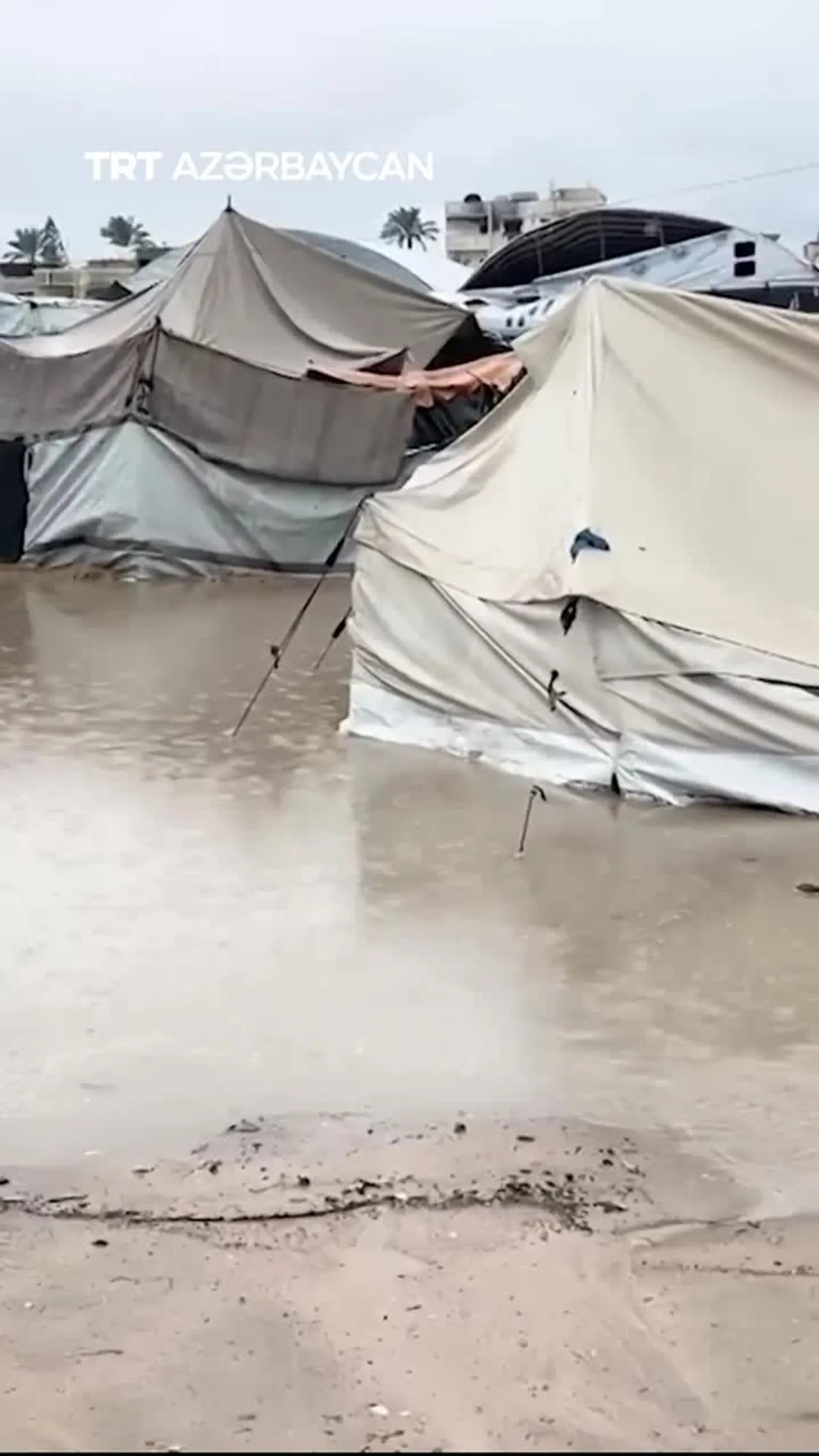 Qəzzadakı qaçqın çadırları və müvəqqəti xəstəxanalar sel suları altında qalıb