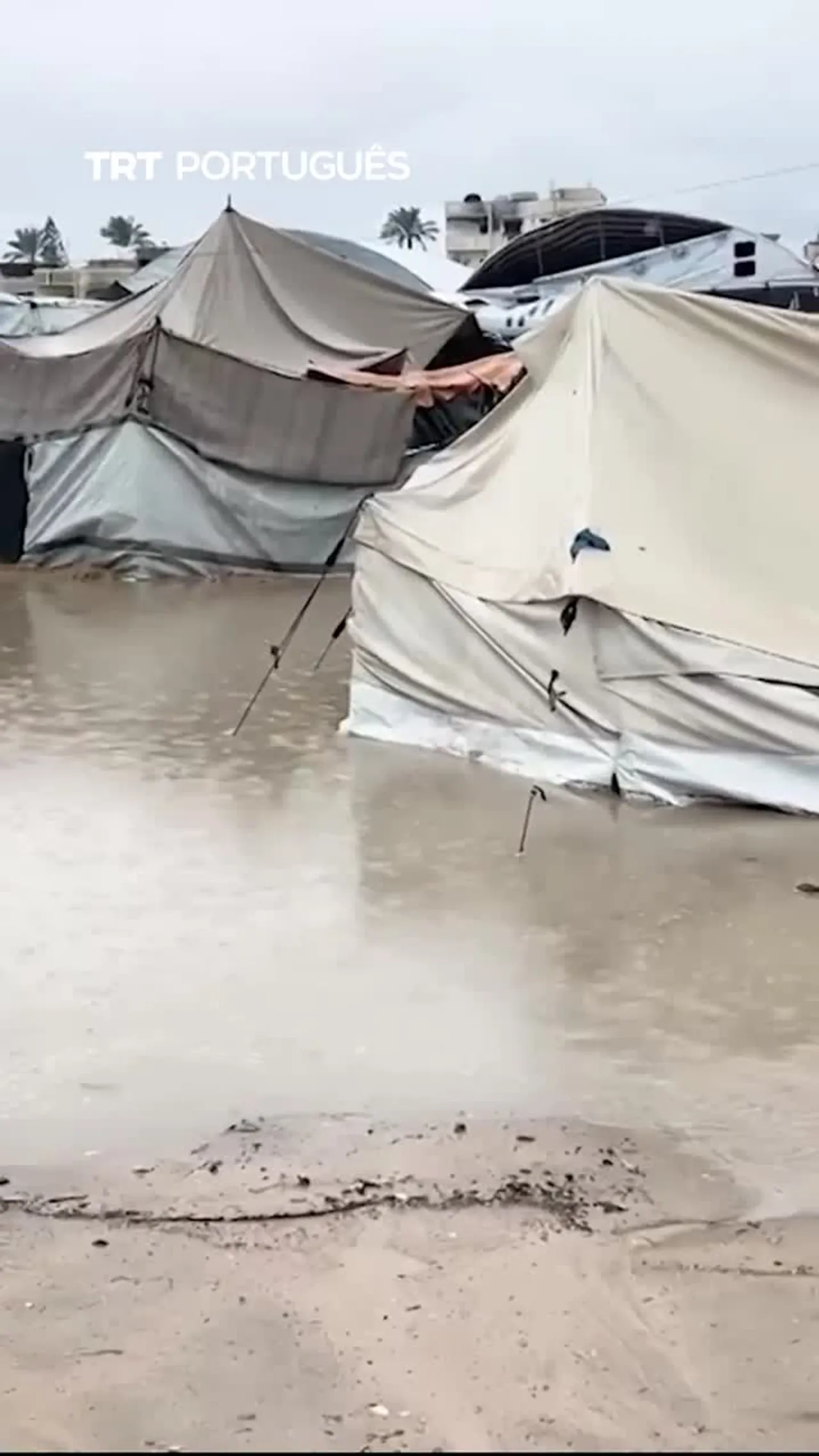 Inundações submergem tendas de refugiados e hospitais temporários em Gaza