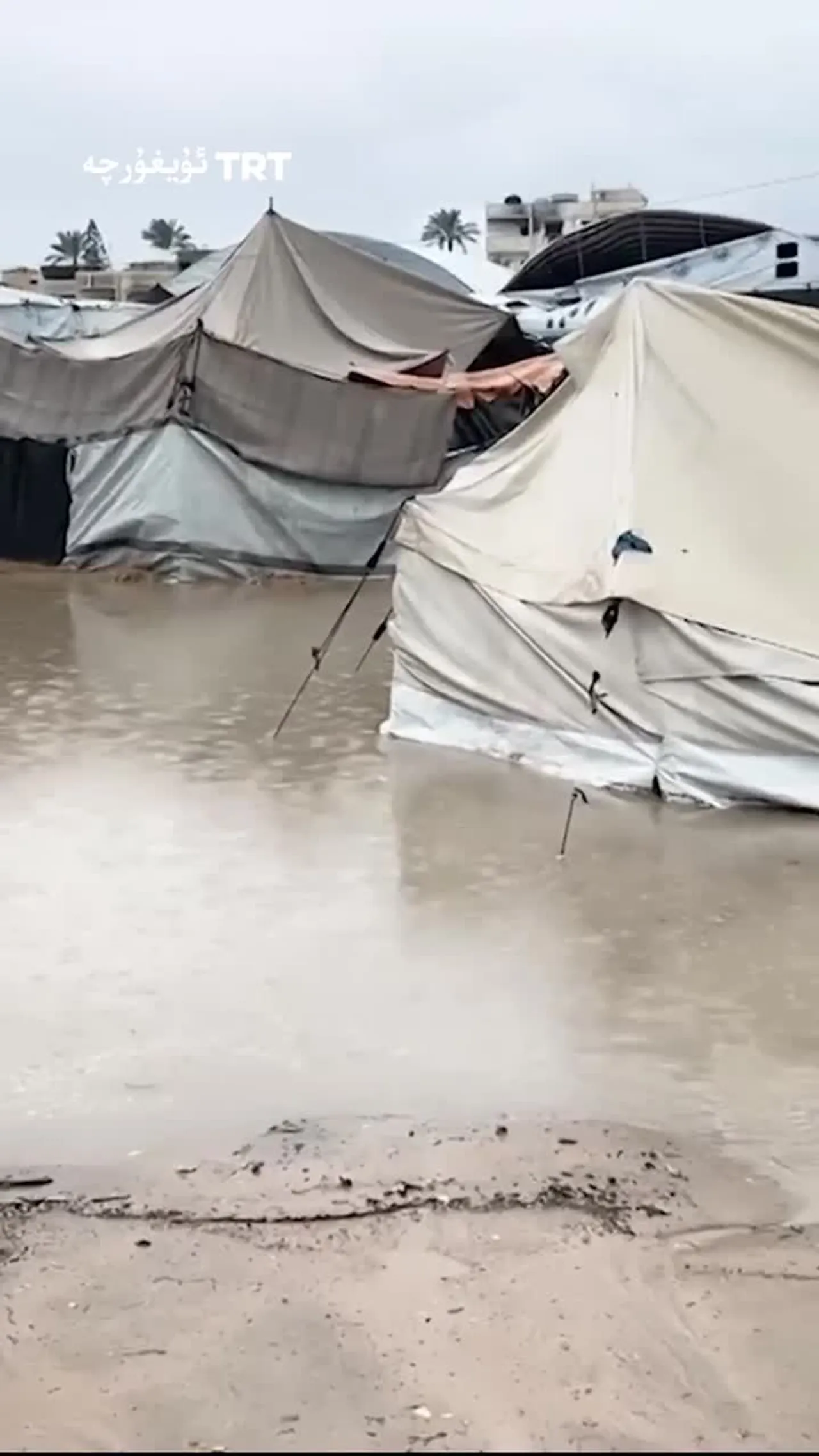 غەززەدە مۇساپىرلارنىڭ چېدىرلىرى سۇ ئاستىدا قالدى