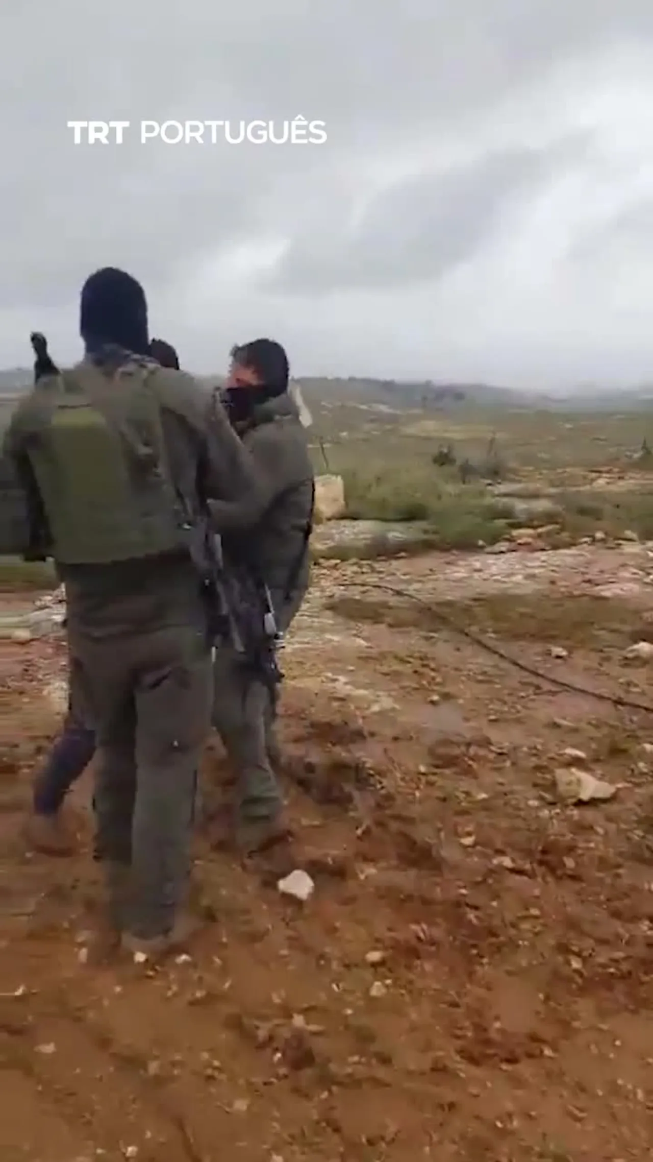 Soldados israelitas detiveram um agricultor palestiniano