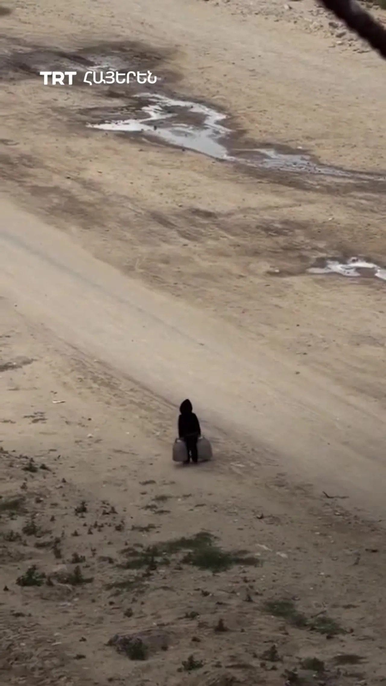 Պաղեստինցի երեխա, որը միայնակ քայլում է ծանր բեռով