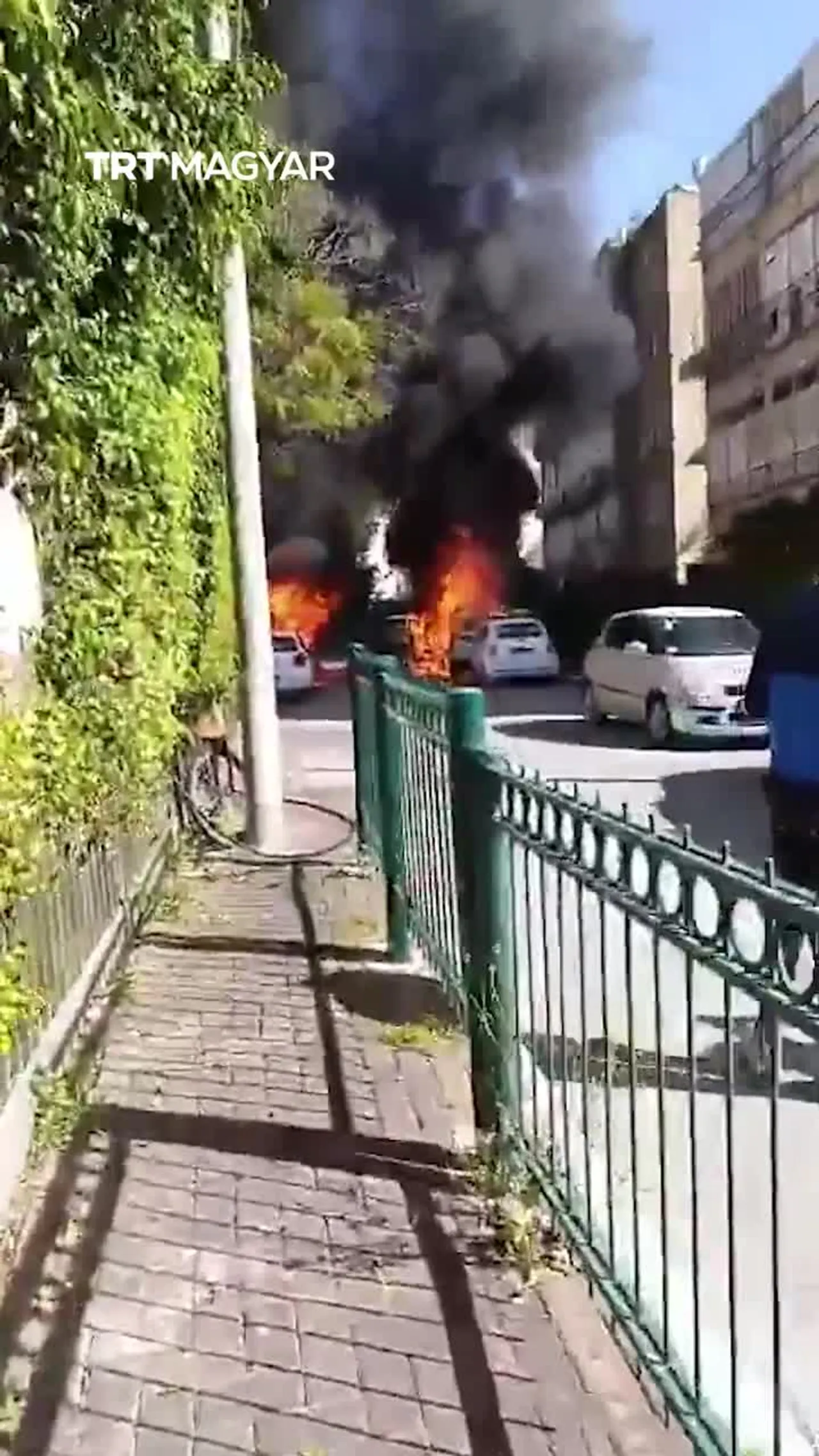 Iráni repeszbombák csaptak be Izrael középső részén: Petah Tikva lángokban