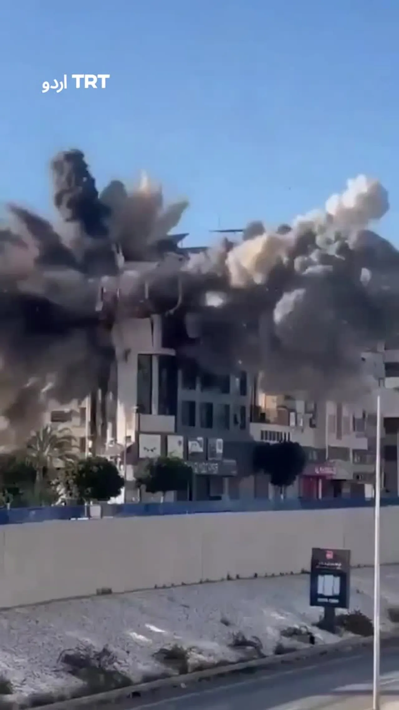 لبنان کے دارالحکومت بیروت کے جنوبی علاقے میں اسرائیلی فضائی حملے نے ایک شہری عمارت کو منہدم کر دیا