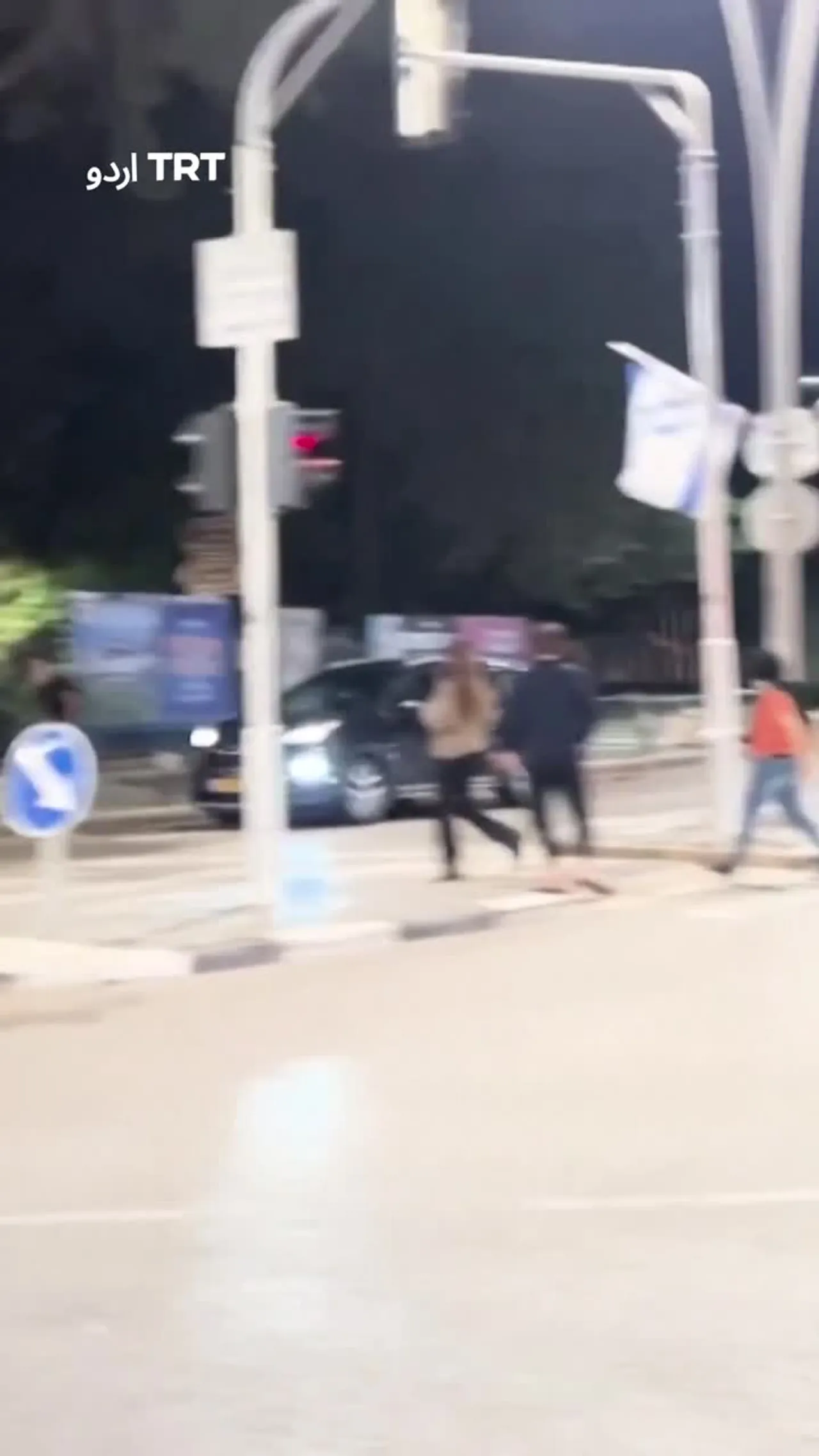 ایران سے داغے گئے میزائلوں کے لیے سائرن بجتے ہی اسرائیلی شہری پناہ گاہوں کی طرف بھاگنے لگتے ہیں