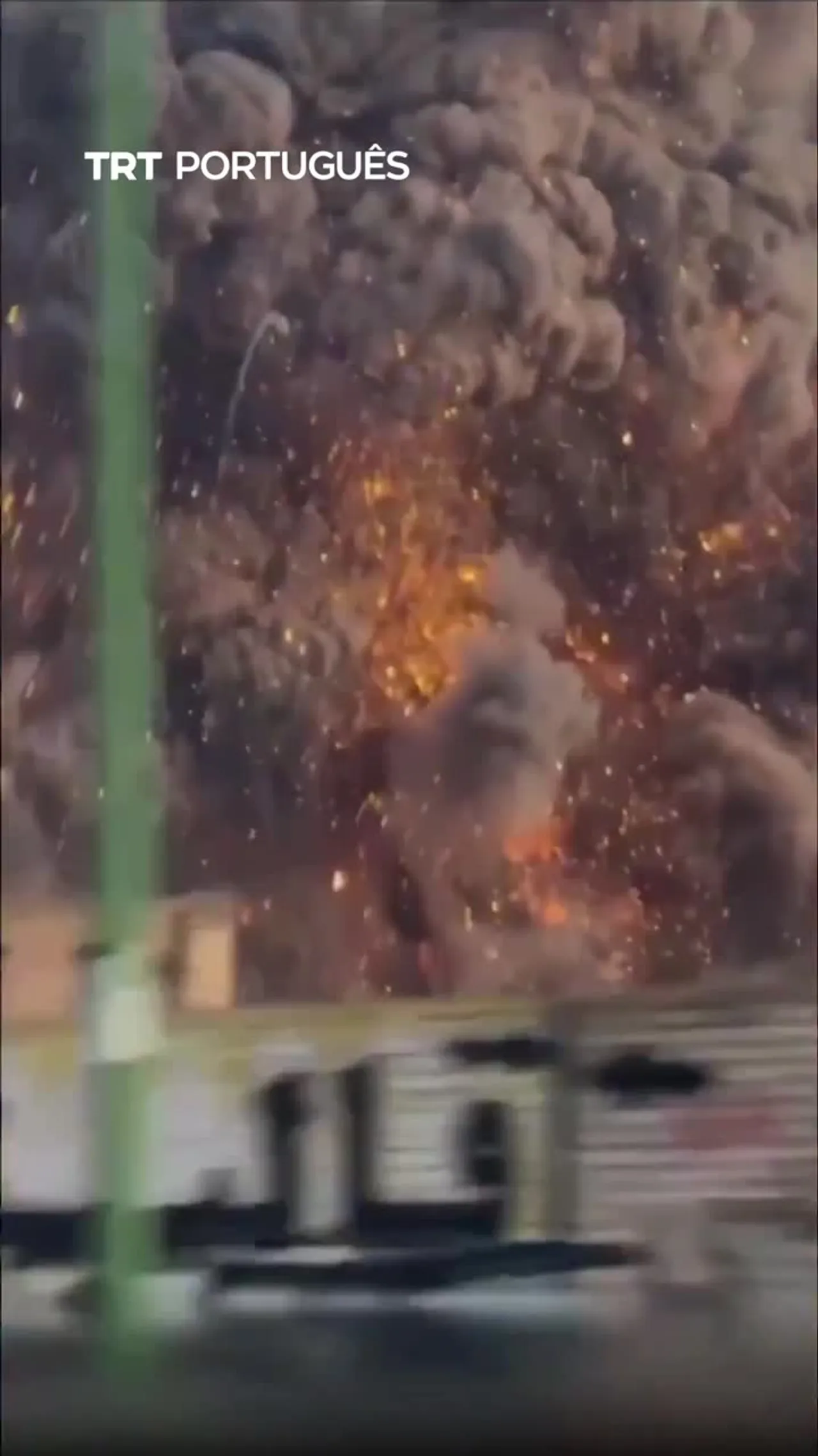 Grande explosão ocorre em Isfahan após ataques aéreos EUA-Israel atingirem instalações de mísseis